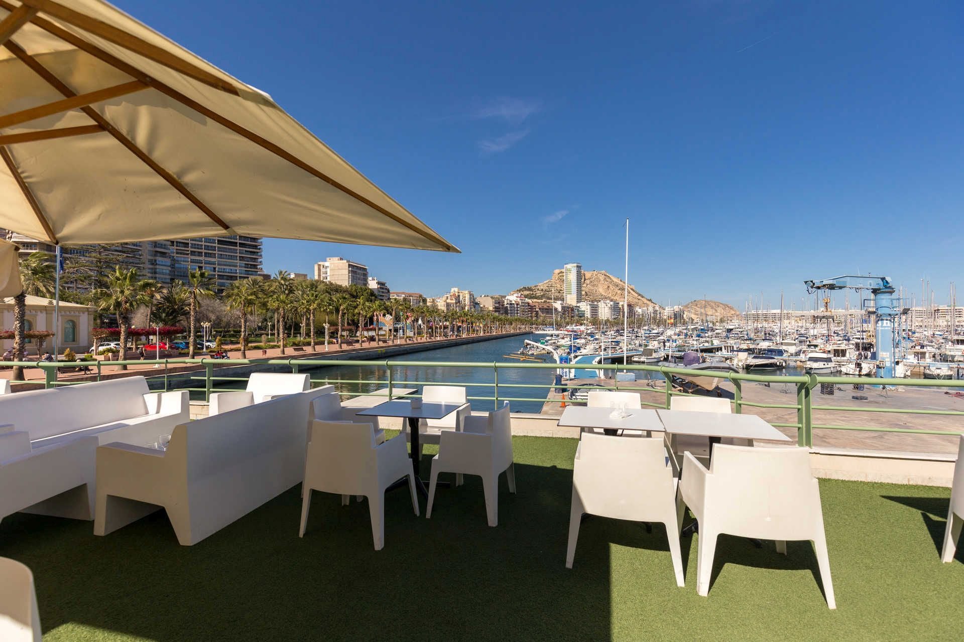 Terraza del Club de Regatas de Alicante.