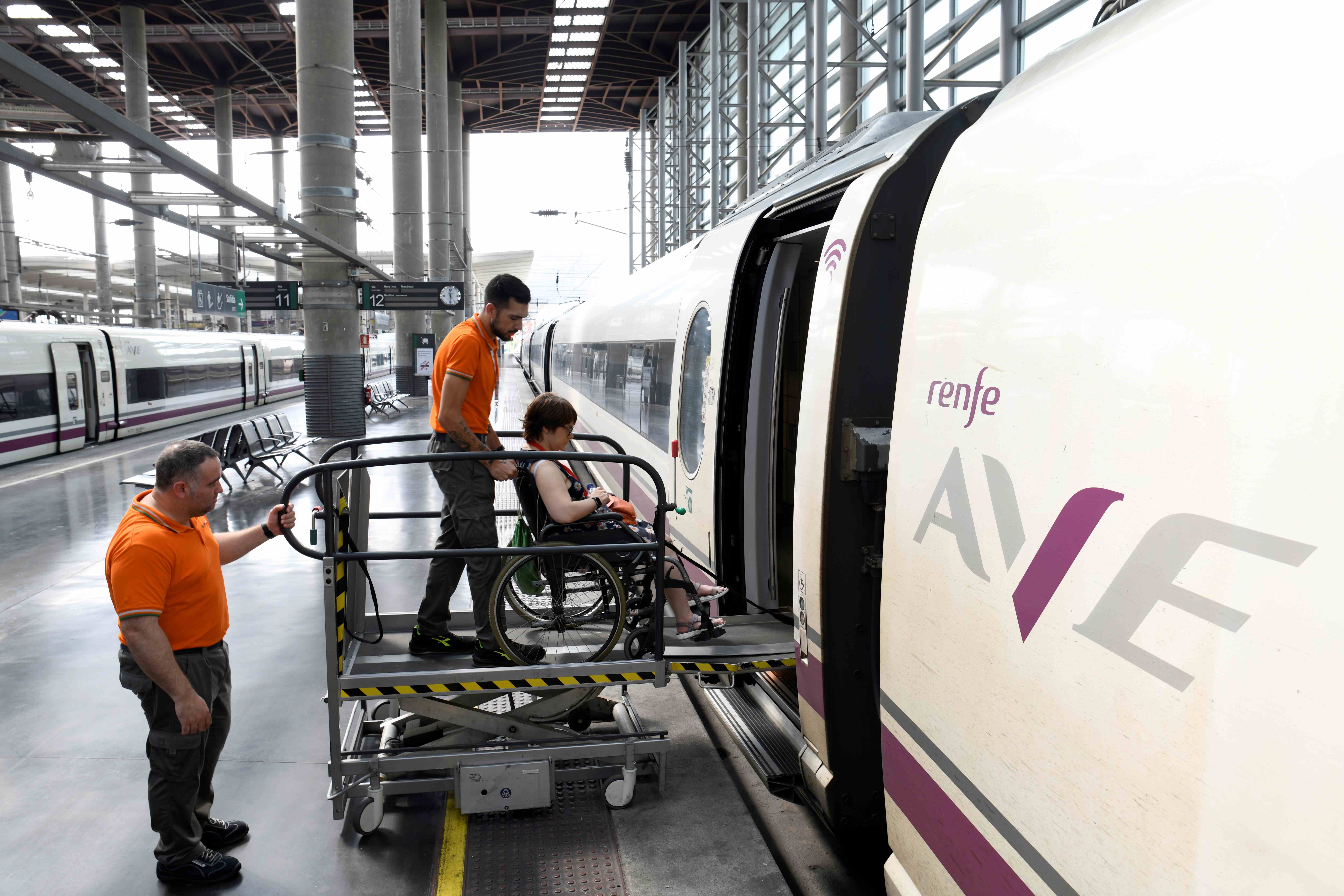 Plataforma que permite a los viajeros con movilidad reducida subir al tren.
