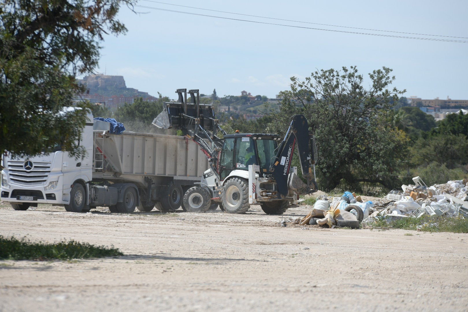 Los camiones limpiando la zona.