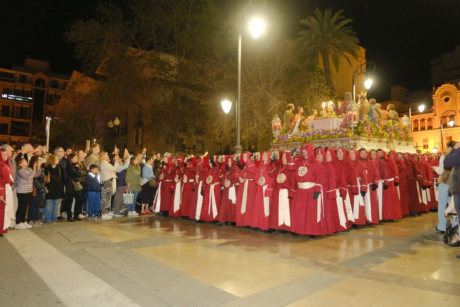 El paso más grande de España emociona a la Semana Santa de Alicante