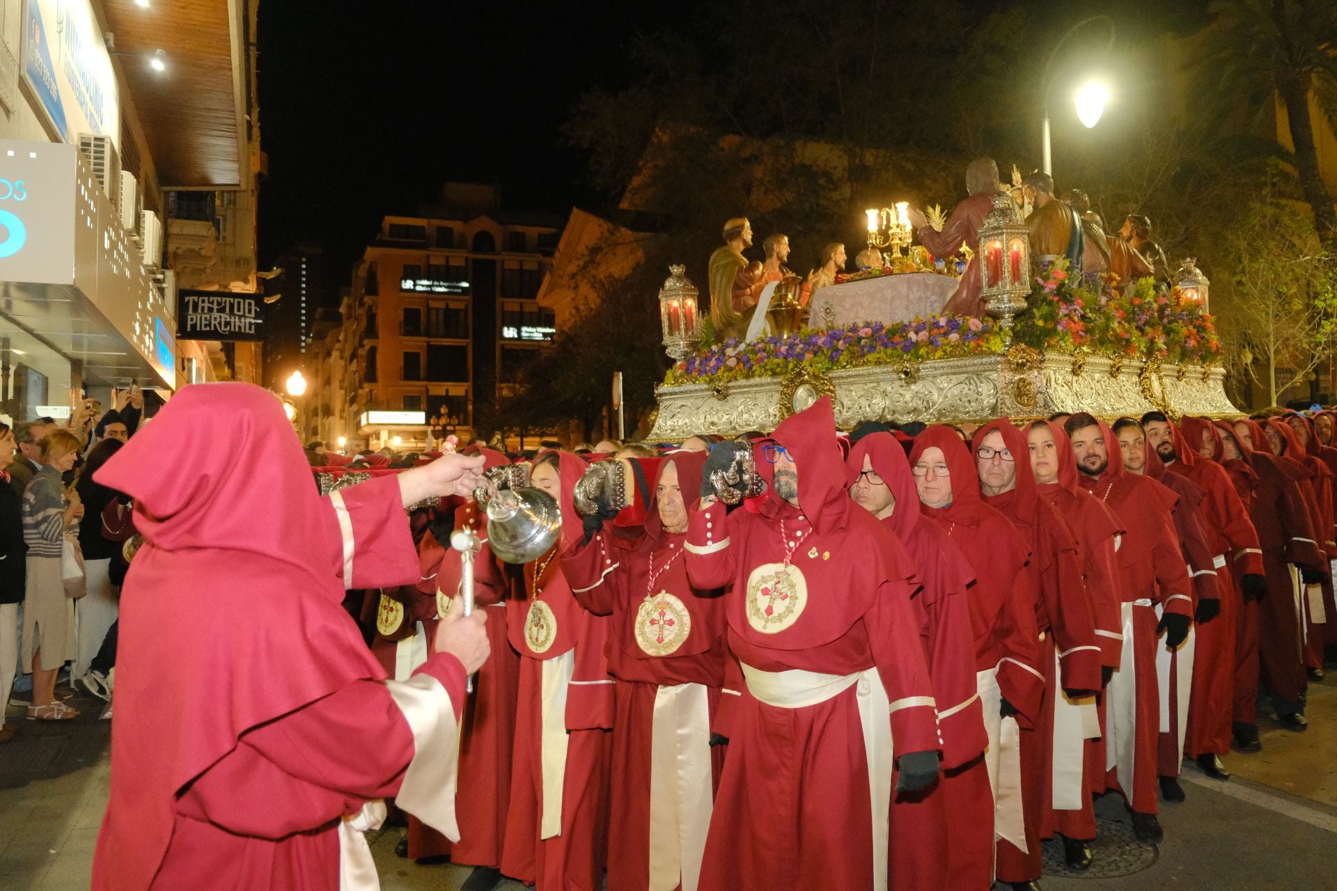El paso más grande de España emociona a la Semana Santa de Alicante