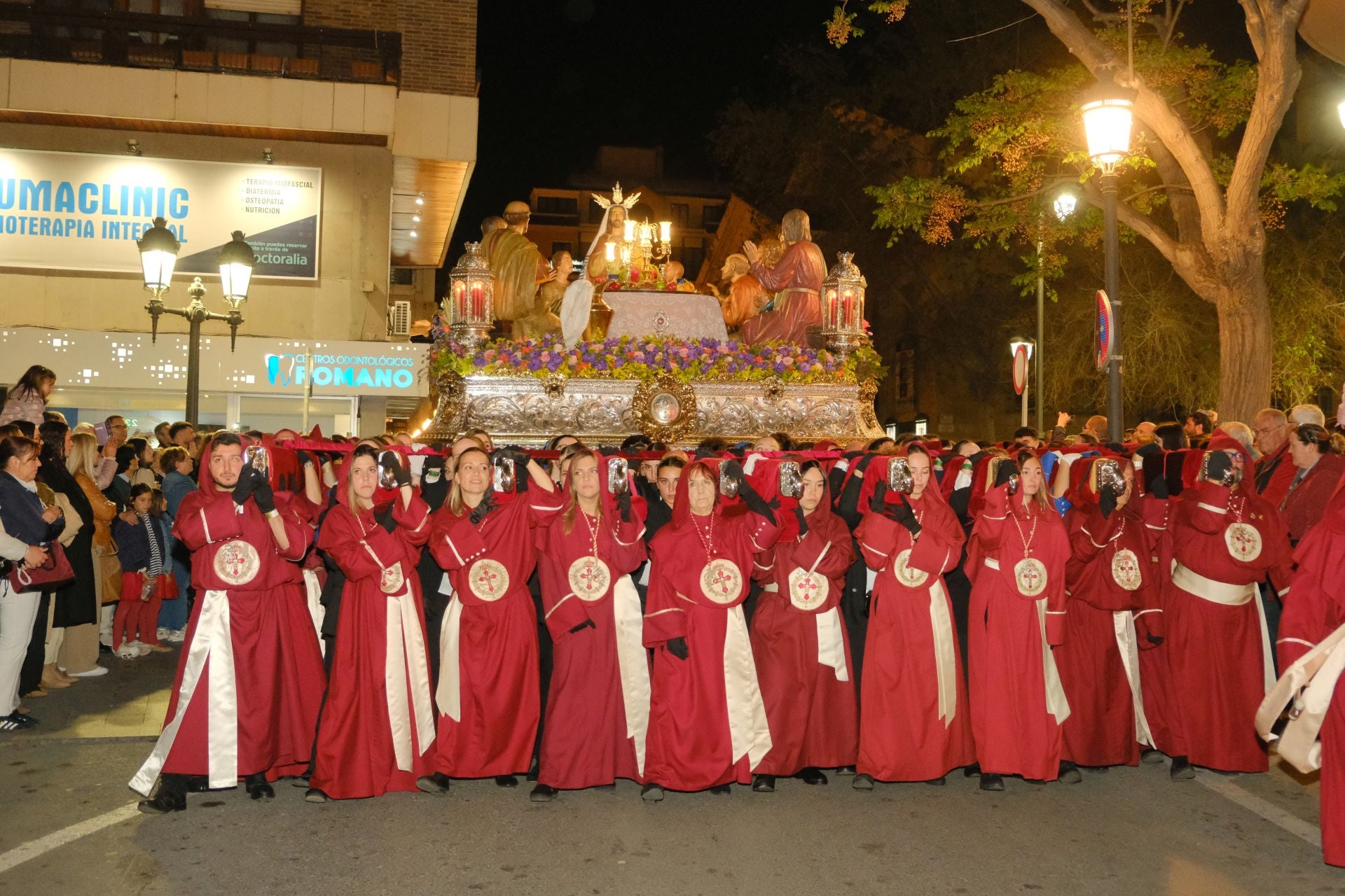 Imagen principal - El paso más grande de España emociona a la Semana Santa de Alicante