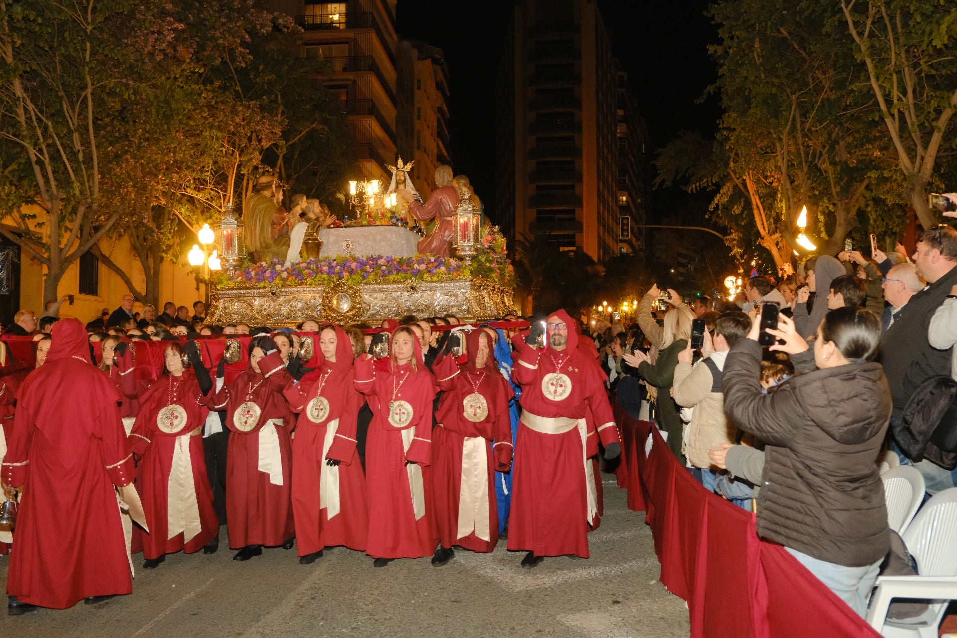 El paso más grande de España emociona a la Semana Santa de Alicante