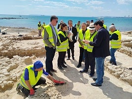Los técnicos explican a la comitiva municipal, encabezada por Barcala, detalles sobre el hallazgo.