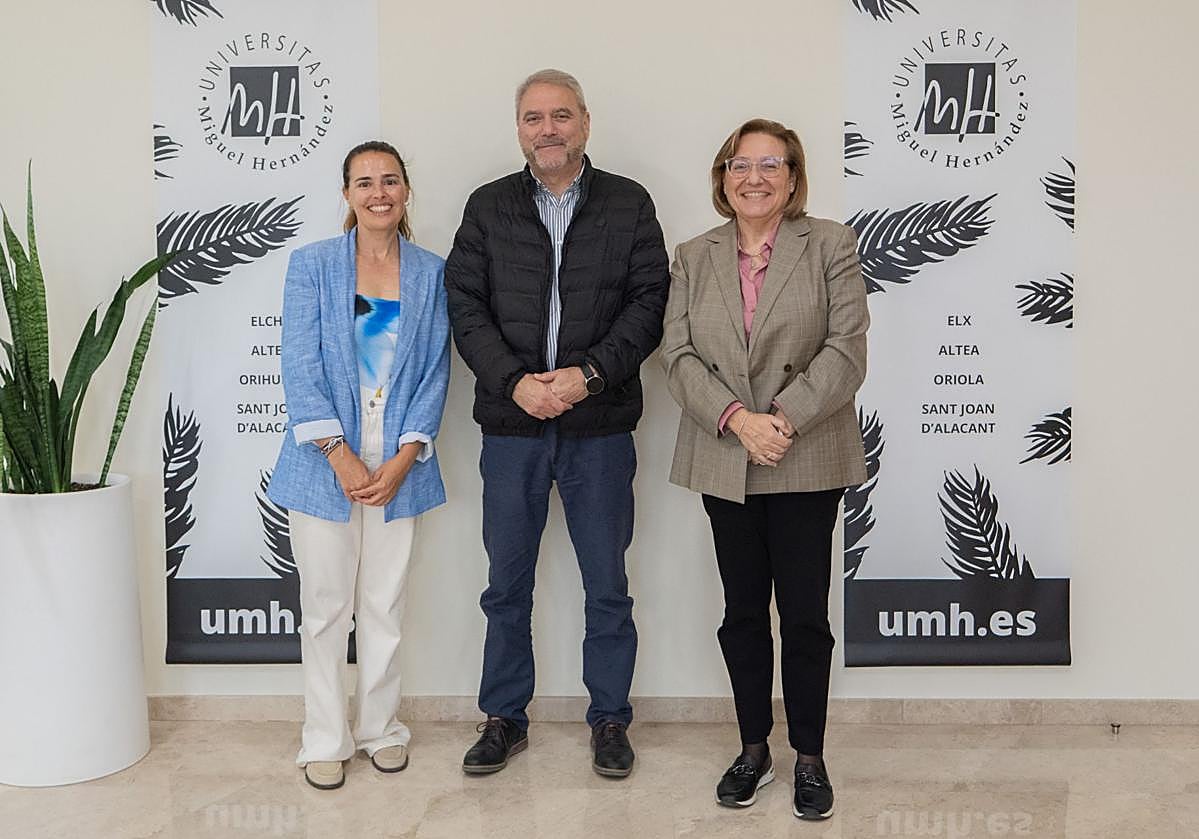 La promotora de Planea Moverte, Carolina Rueda, ha firmado recientemente junto al rector de la UMH, Juan José Ruiz, la incorporación de la start-up al entorno universitario.