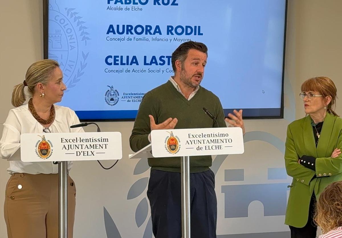 Pablo Ruz, junto a las ediles de Familia y Acción Social.