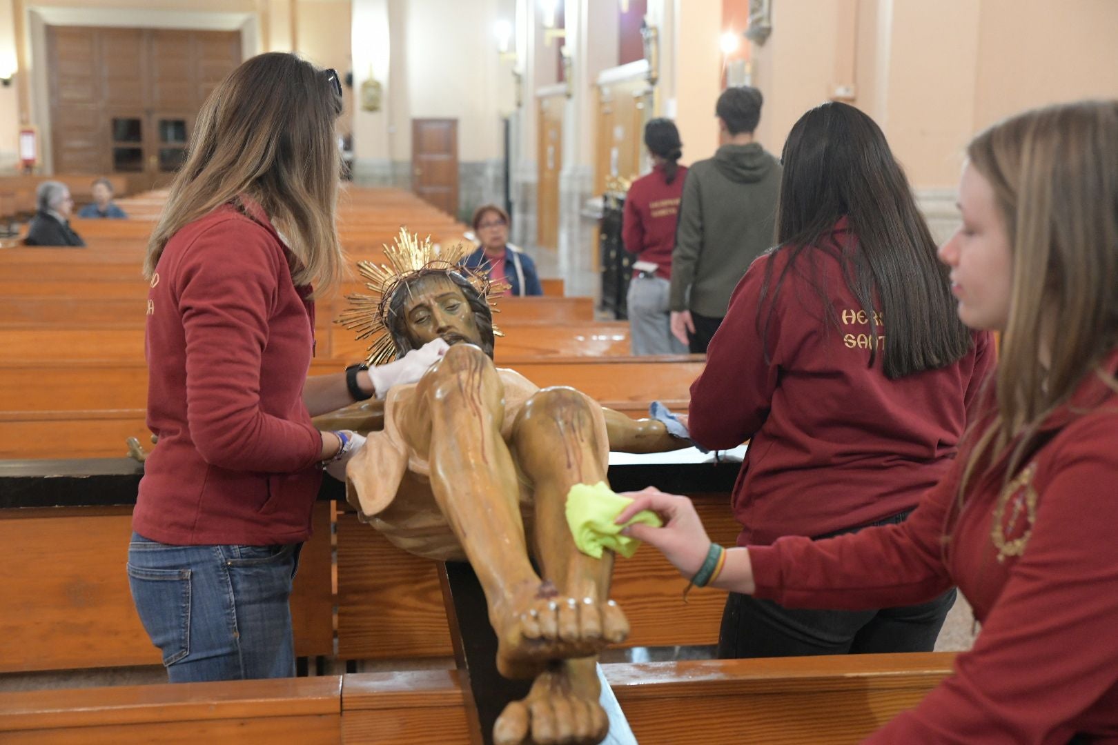 La Santa Cena culmina su tradición decorando el trono con alimentos