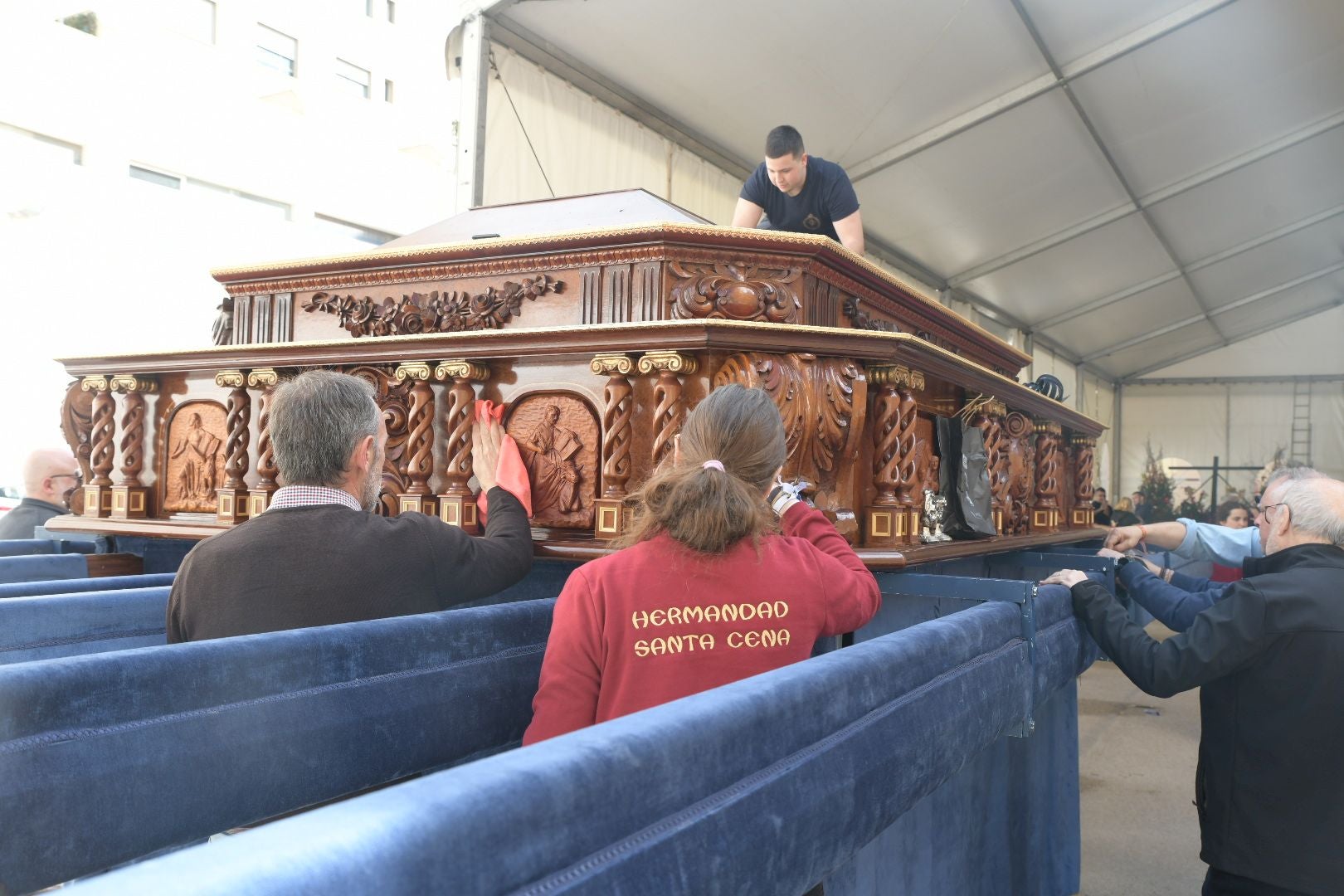 La Santa Cena culmina su tradición decorando el trono con alimentos