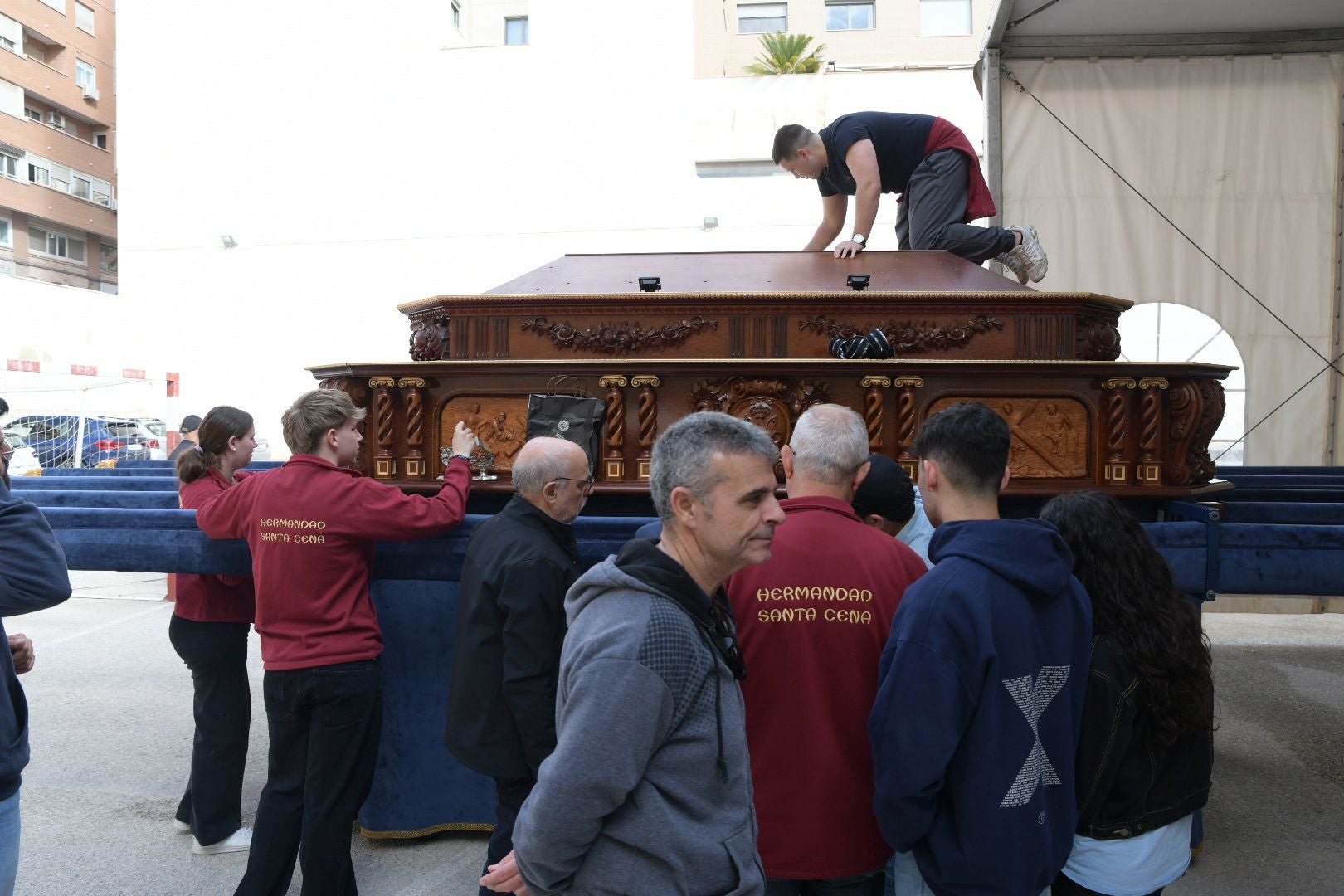 La Santa Cena culmina su tradición decorando el trono con alimentos