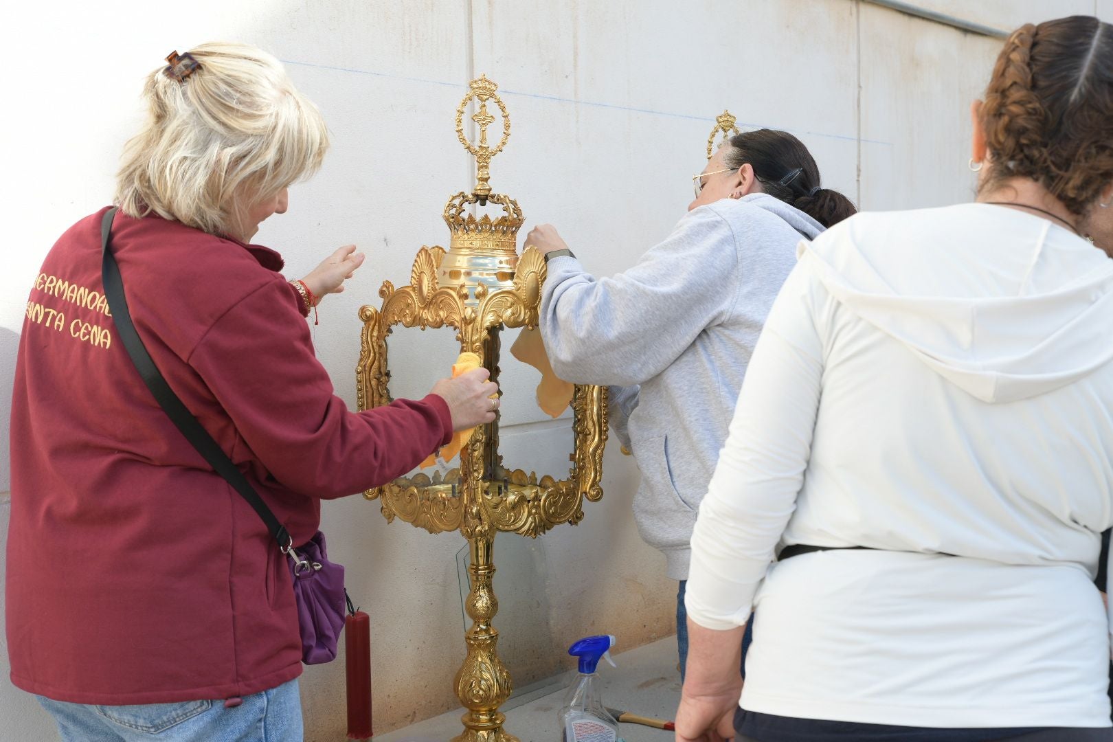 La Santa Cena culmina su tradición decorando el trono con alimentos