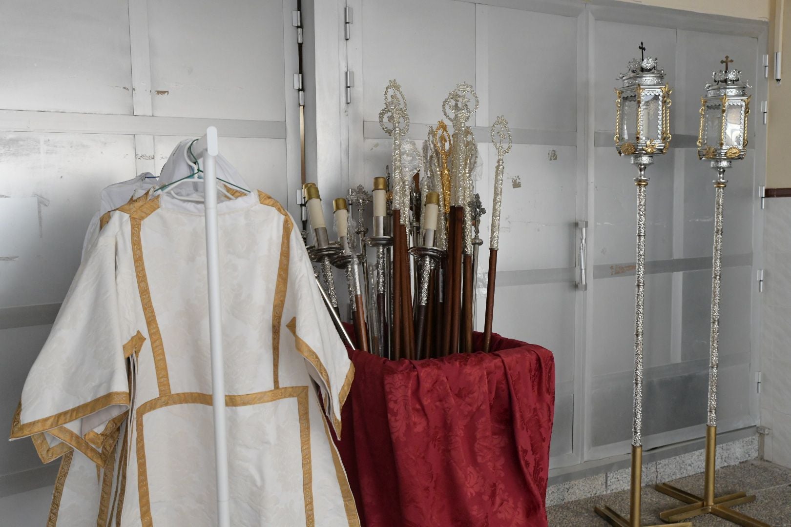 La Santa Cena culmina su tradición decorando el trono con alimentos