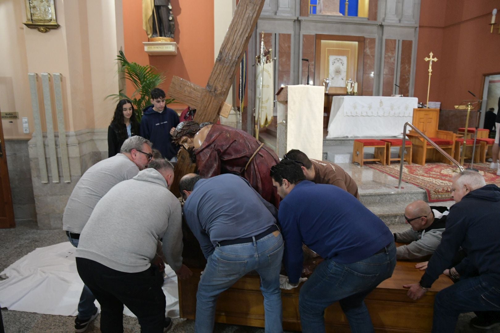 La Santa Cena culmina su tradición decorando el trono con alimentos