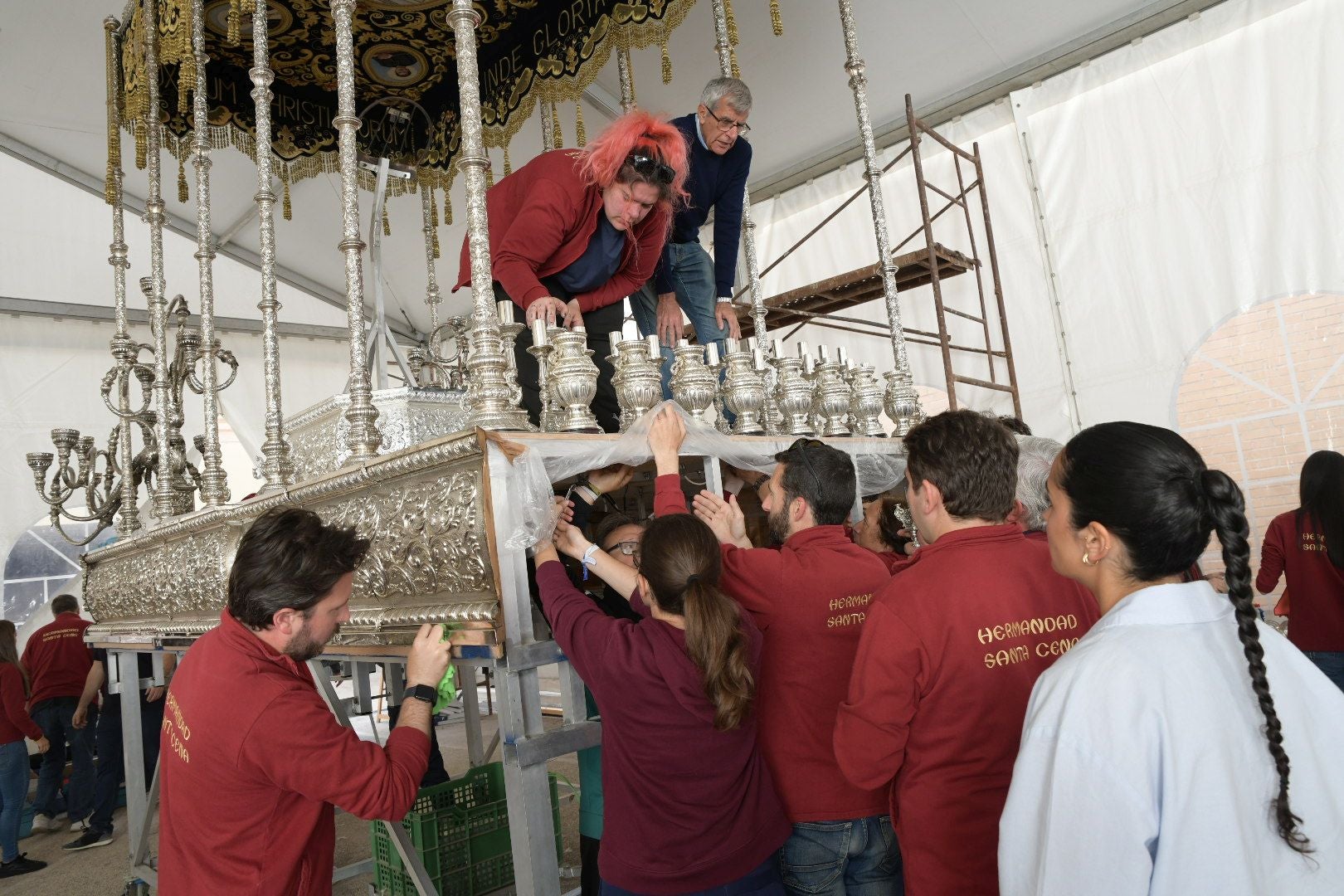 La Santa Cena culmina su tradición decorando el trono con alimentos