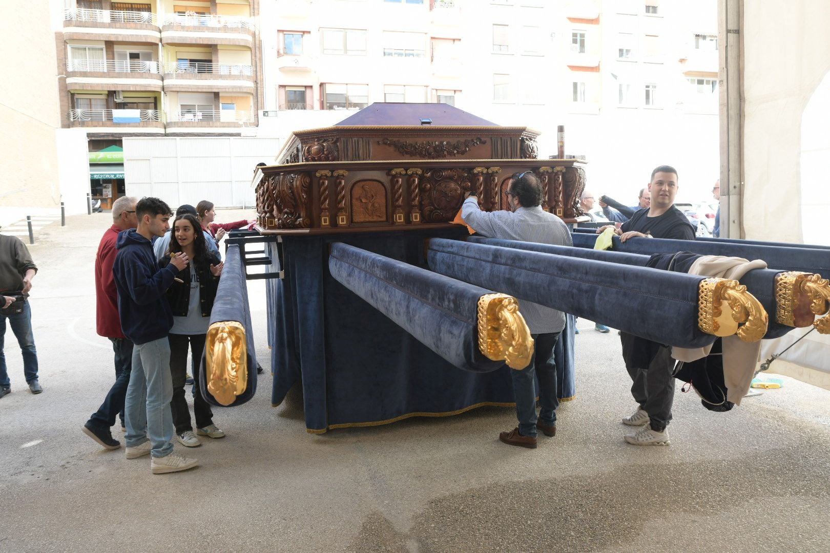 La Santa Cena culmina su tradición decorando el trono con alimentos