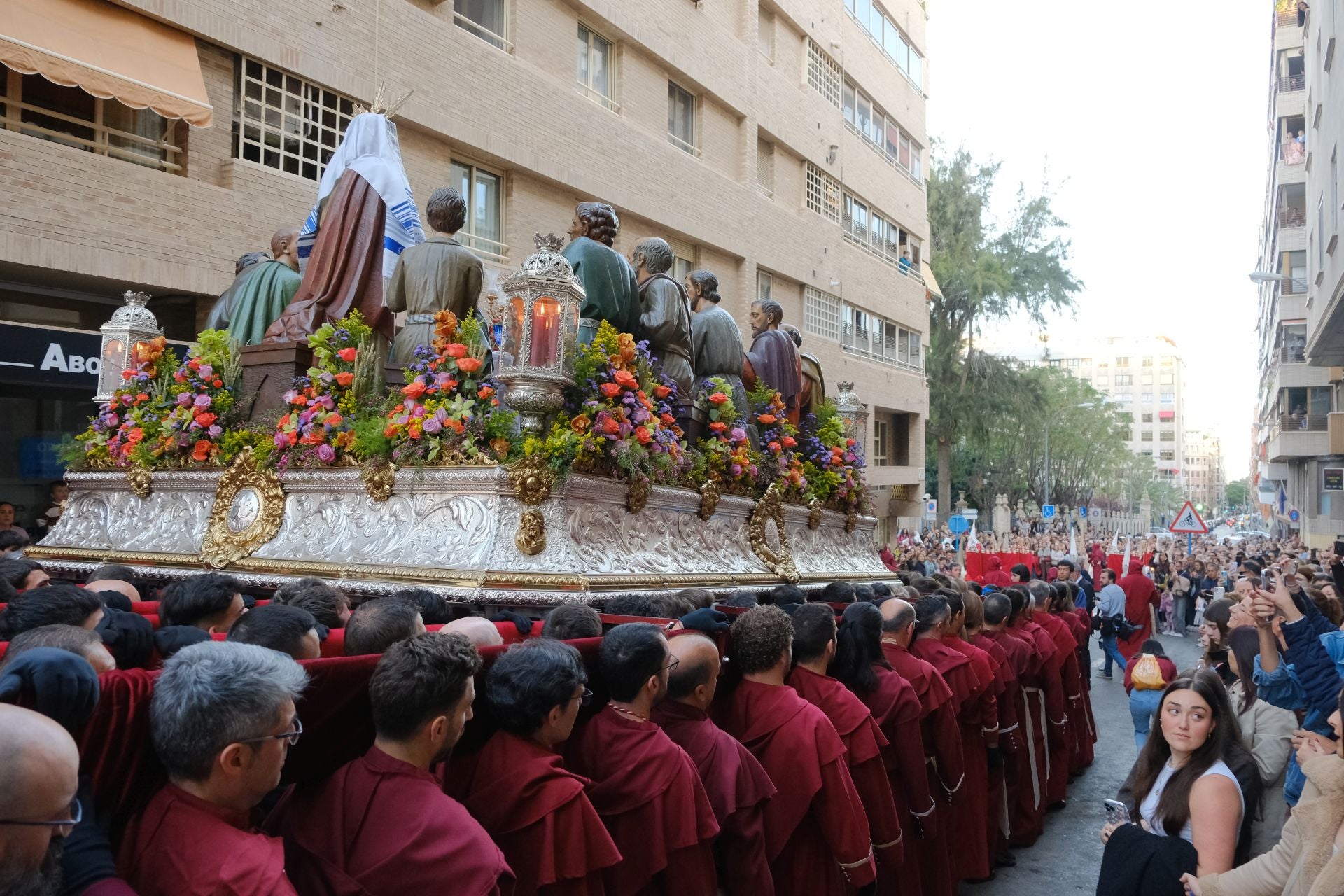 El paso más grande de España emociona a la Semana Santa de Alicante