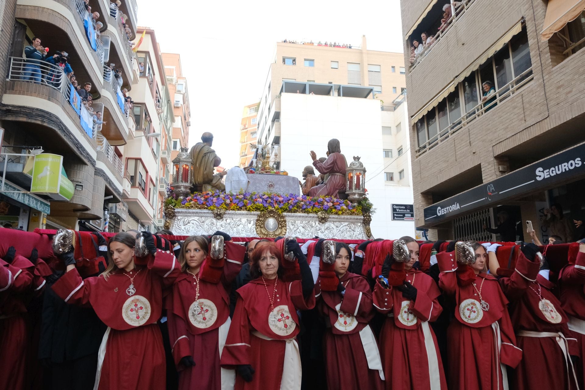 El paso más grande de España emociona a la Semana Santa de Alicante