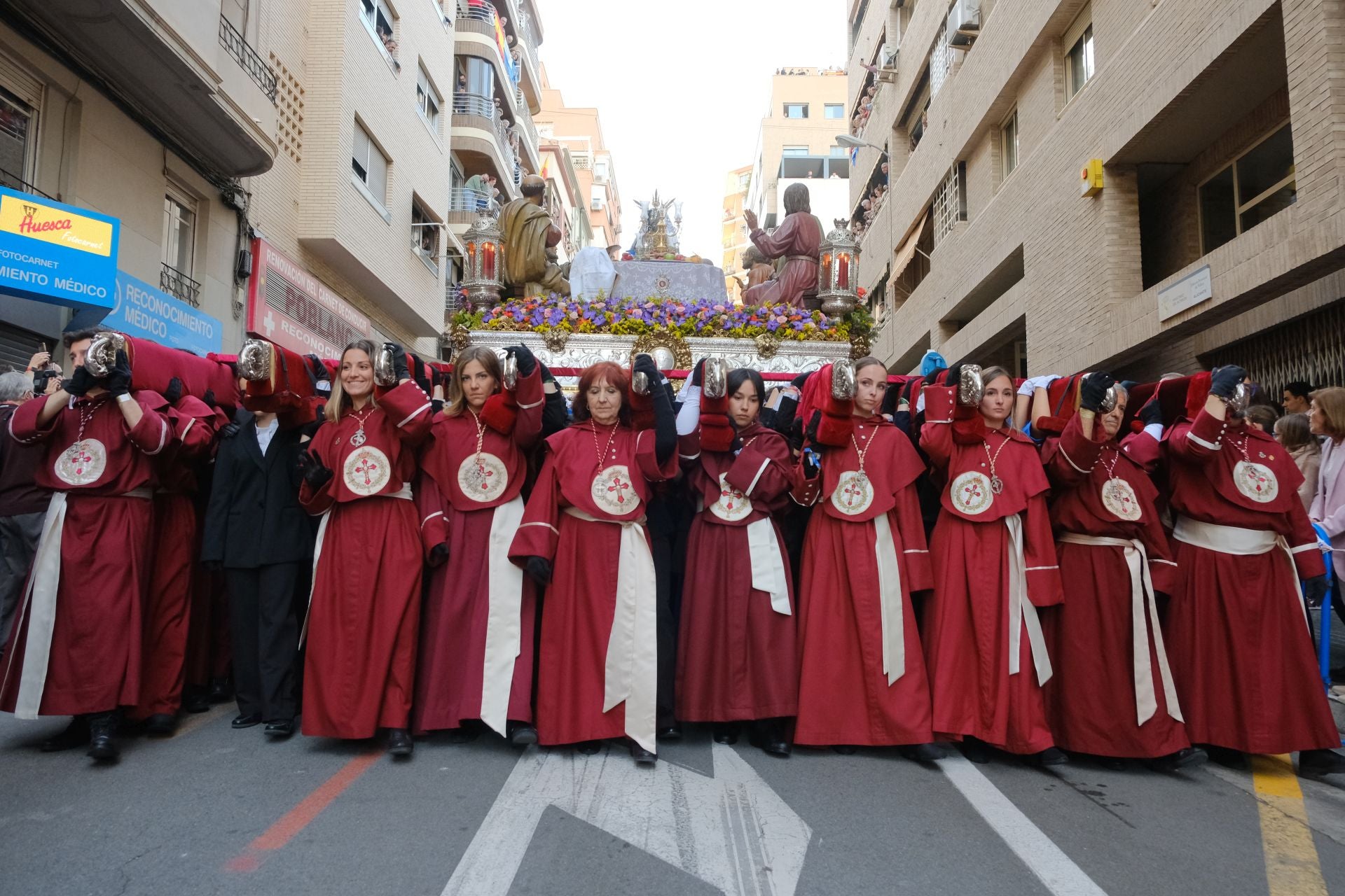 El paso más grande de España emociona a la Semana Santa de Alicante