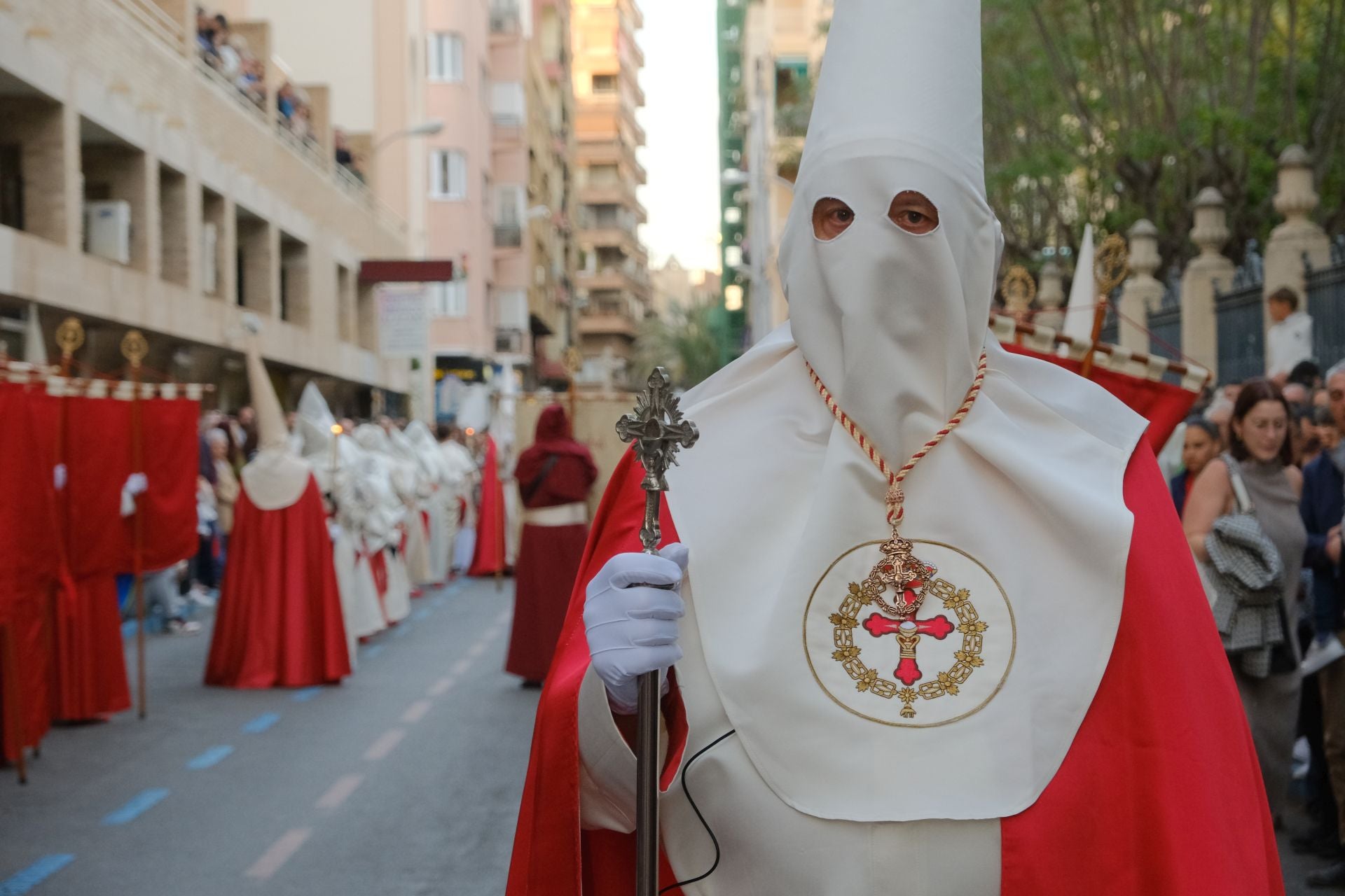 El paso más grande de España emociona a la Semana Santa de Alicante