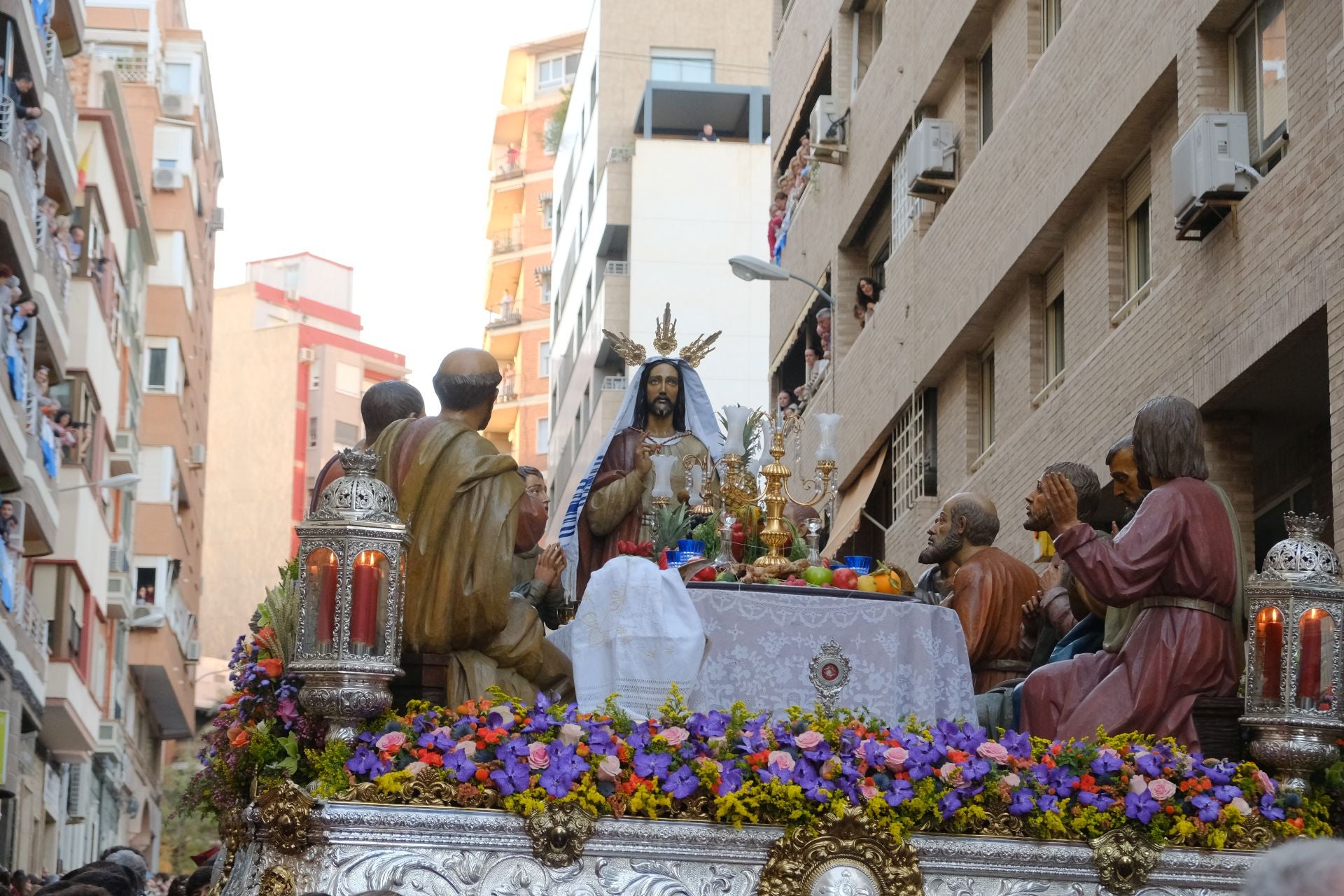 El paso más grande de España emociona a la Semana Santa de Alicante