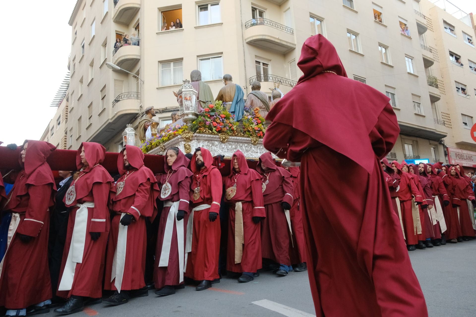El paso más grande de España emociona a la Semana Santa de Alicante
