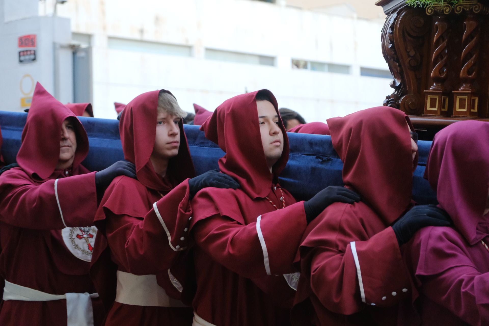 El paso más grande de España emociona a la Semana Santa de Alicante