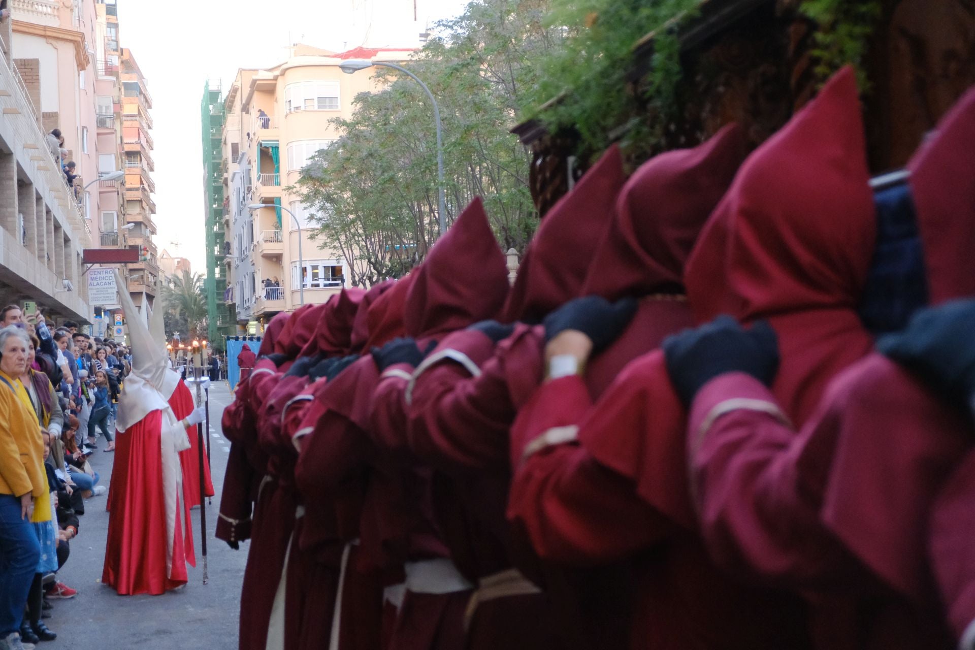 El paso más grande de España emociona a la Semana Santa de Alicante