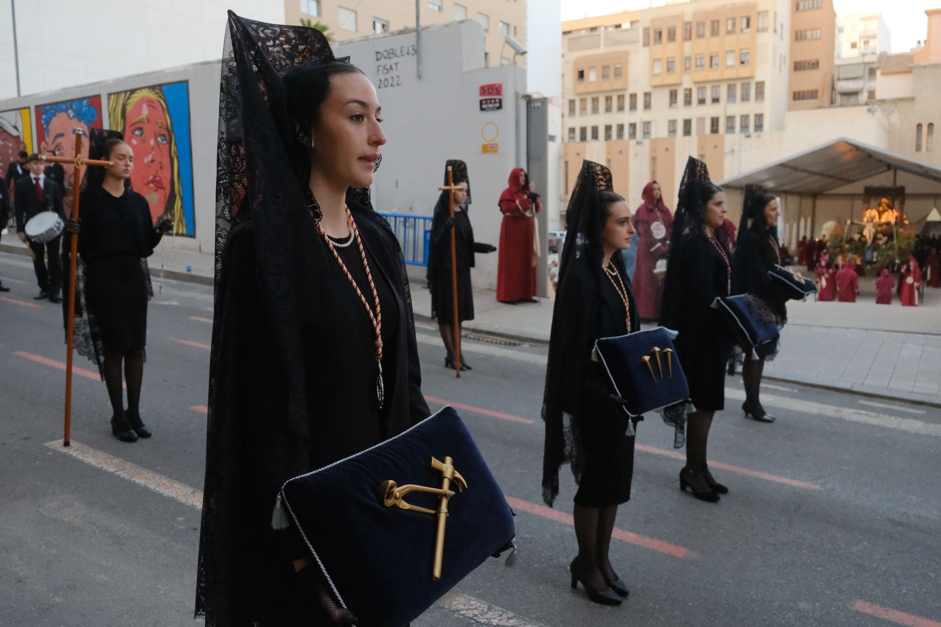 El paso más grande de España emociona a la Semana Santa de Alicante