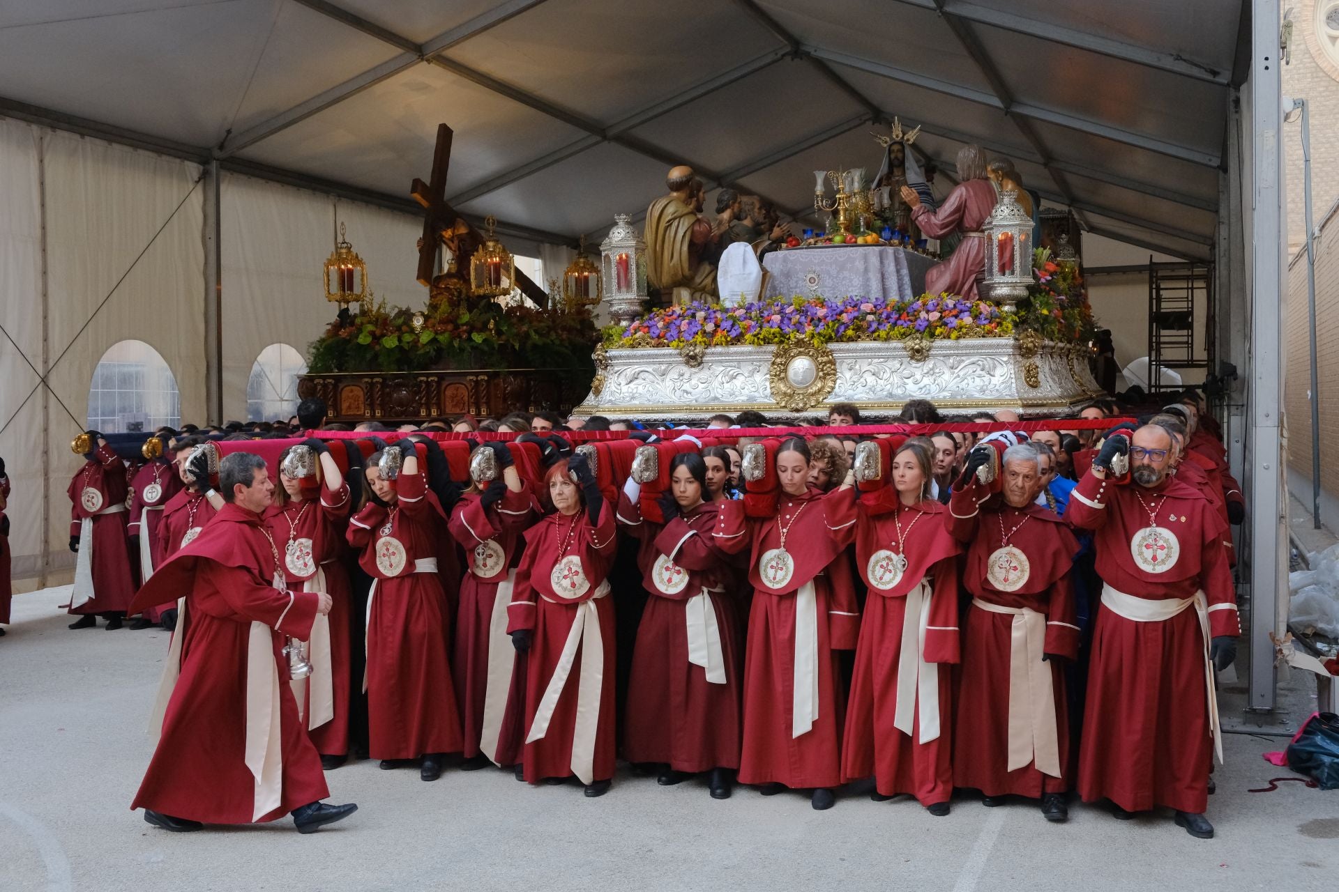 El paso más grande de España emociona a la Semana Santa de Alicante