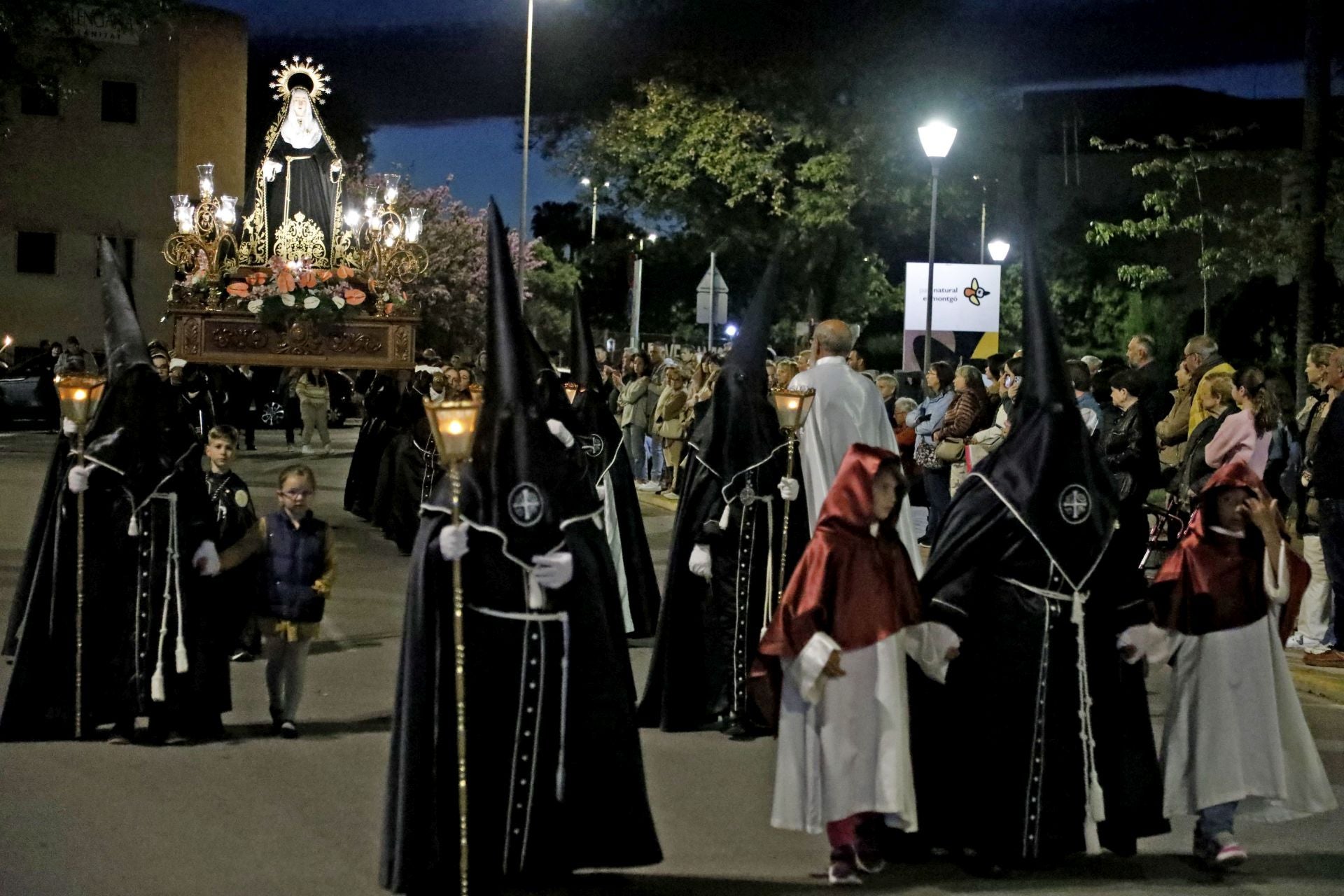Dénia se rinde ante los pasos de la Semana Santa