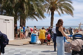 Afluencia de gente a las playas de Alicante durante este Viernes Santo.