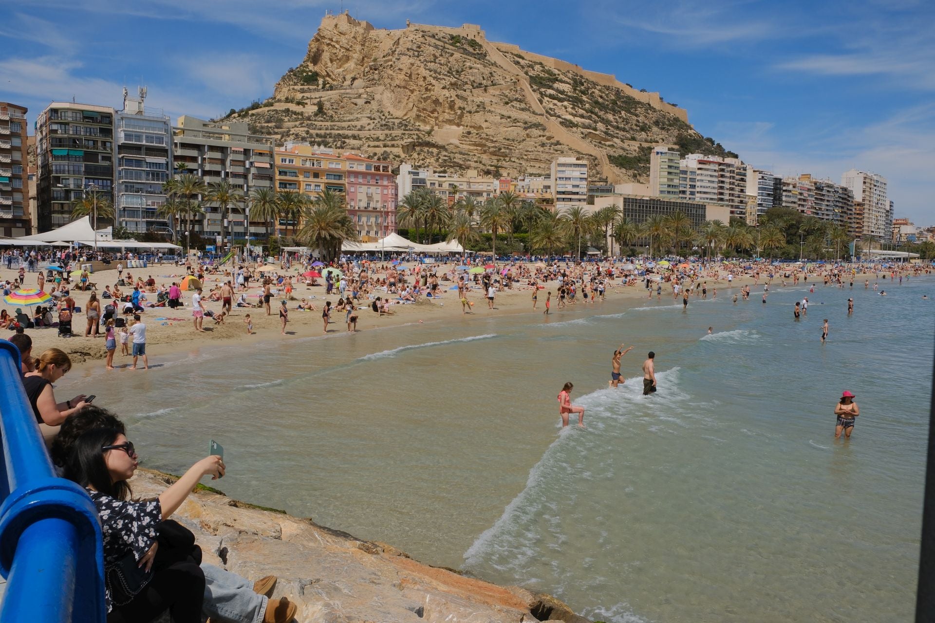 Alicante vive un Sábado Santo veraniego junto al mar
