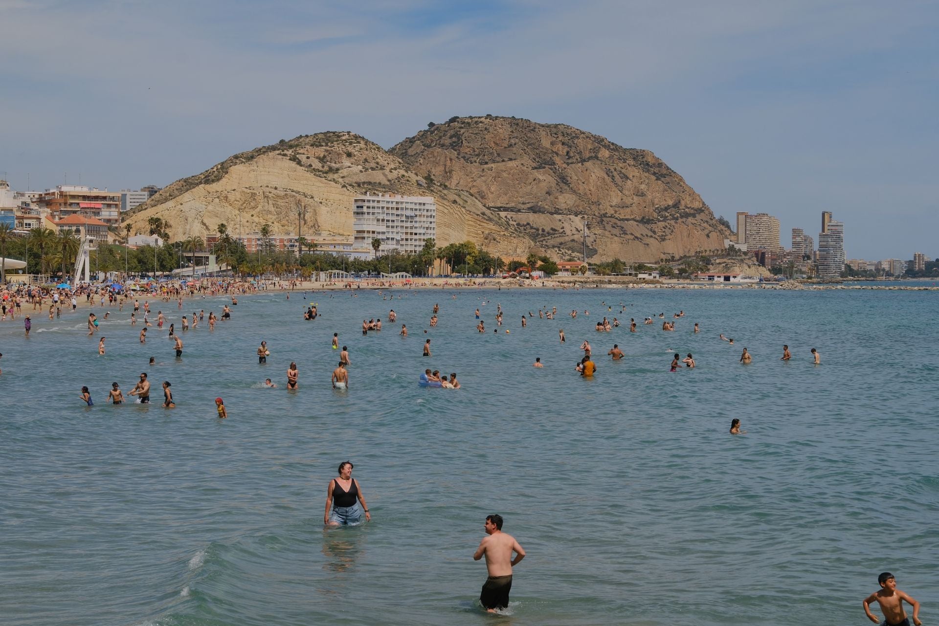 Alicante vive un Sábado Santo veraniego junto al mar