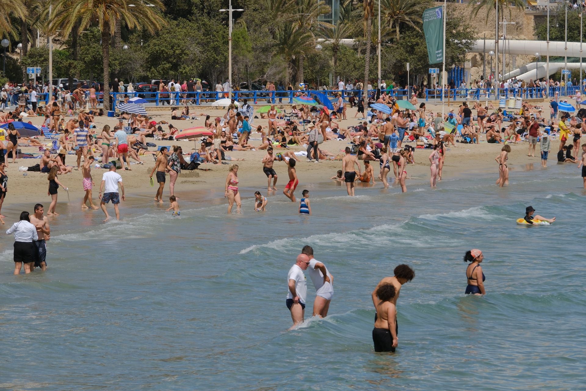 Alicante vive un Sábado Santo veraniego junto al mar