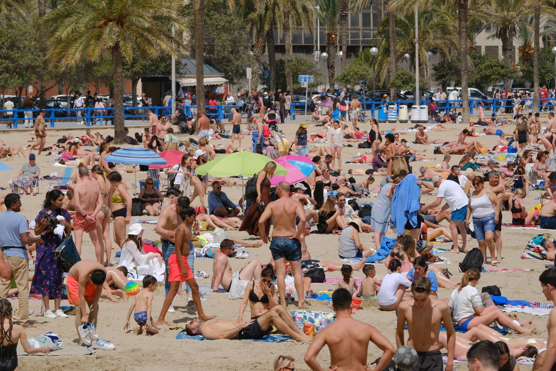 Alicante vive un Sábado Santo veraniego junto al mar