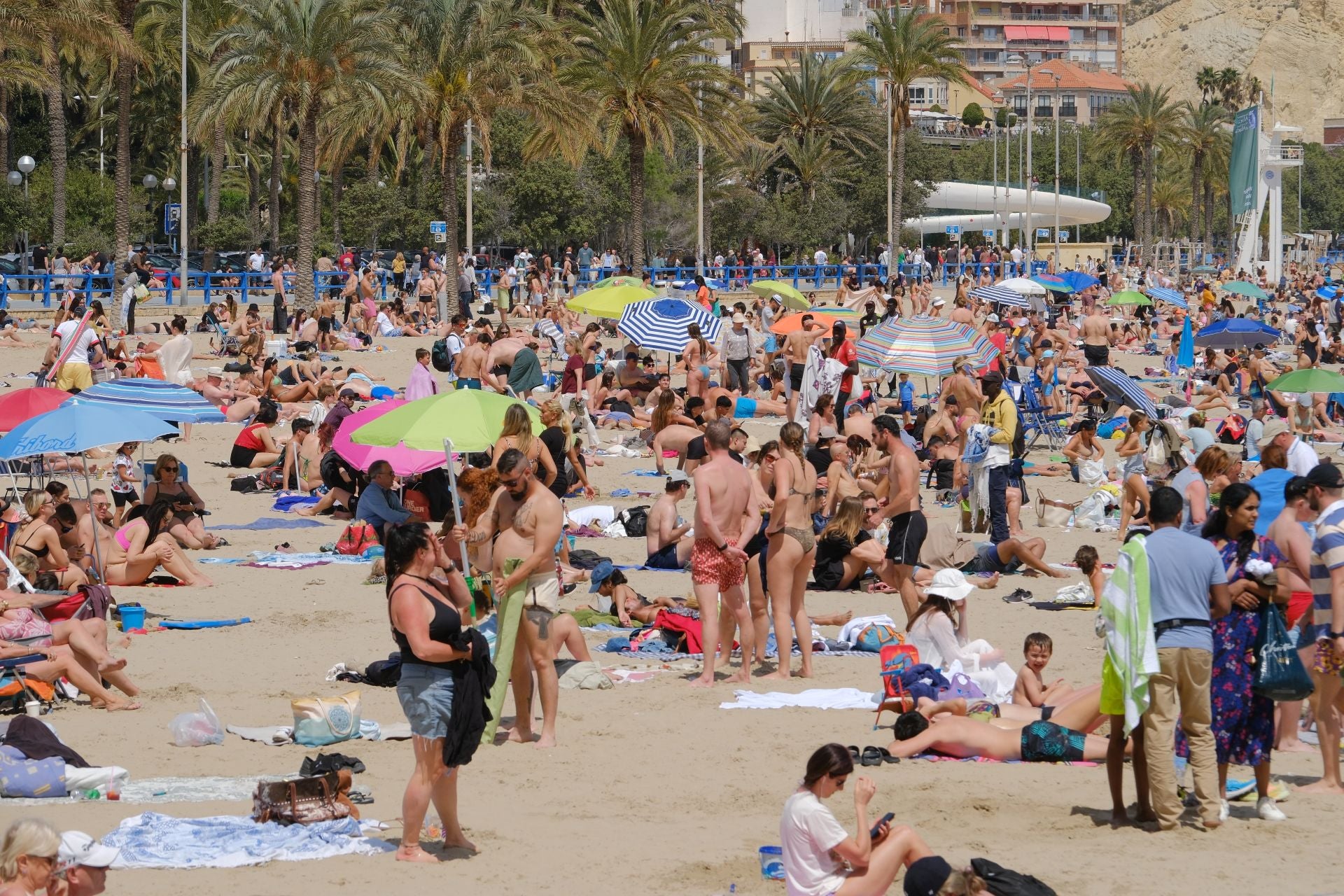 Alicante vive un Sábado Santo veraniego junto al mar