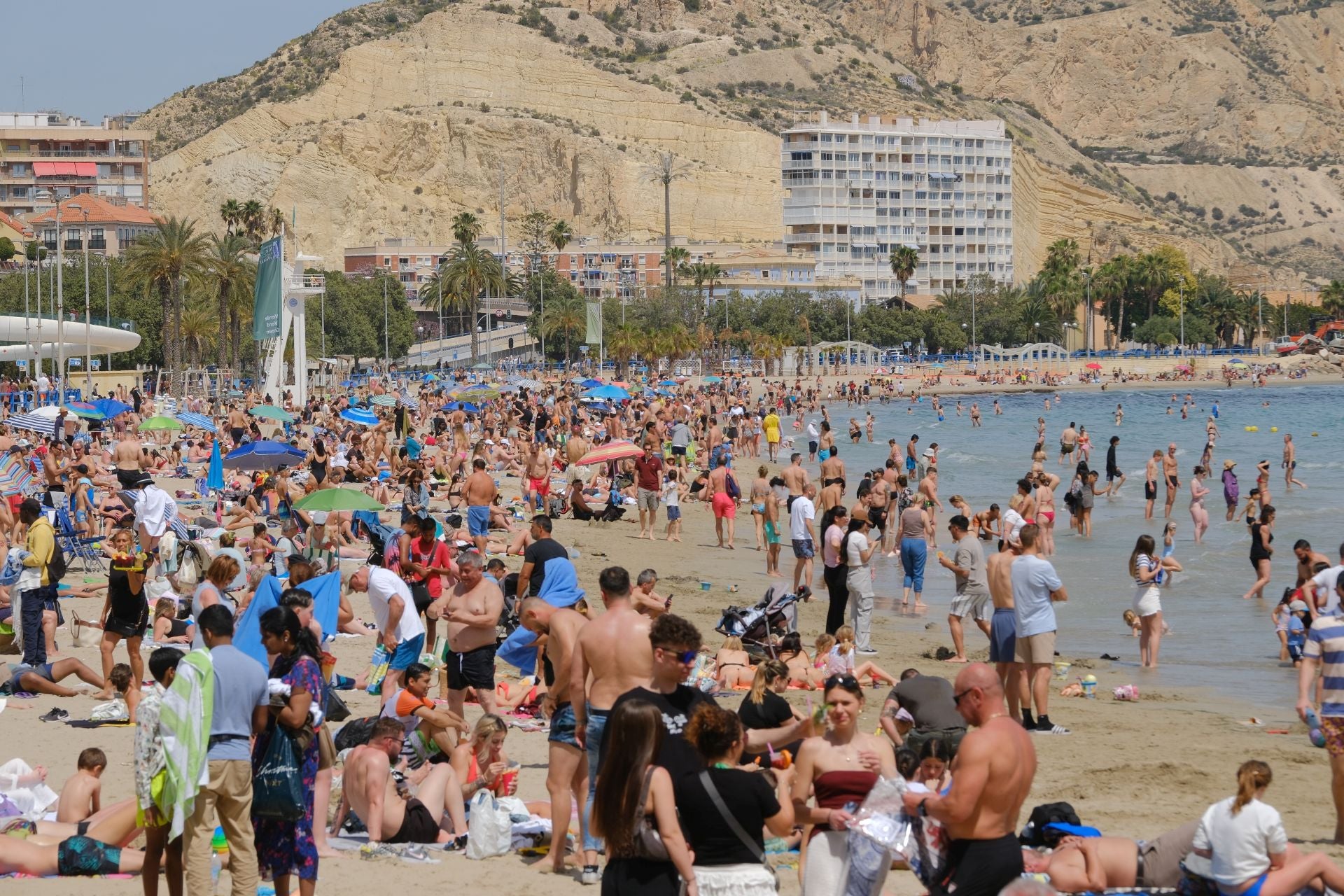 Alicante vive un Sábado Santo veraniego junto al mar