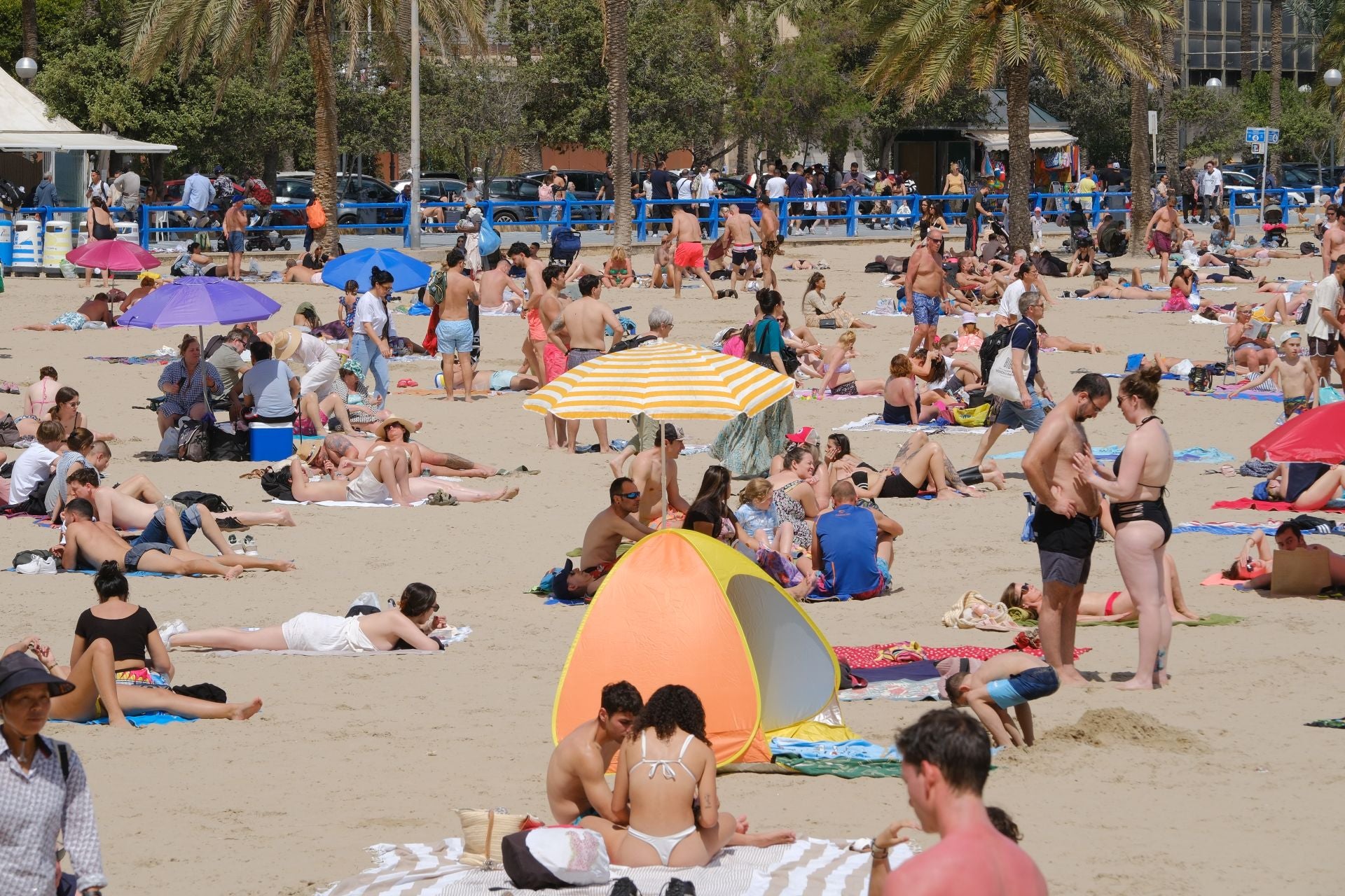 Alicante vive un Sábado Santo veraniego junto al mar