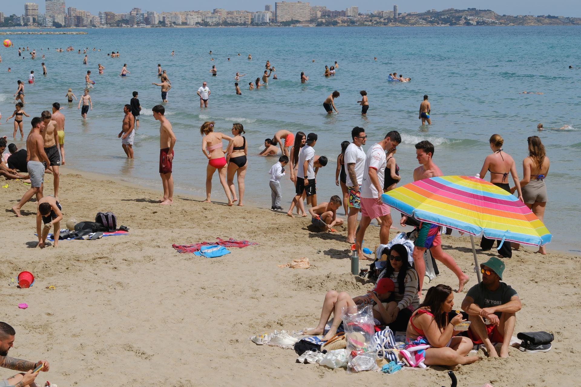 Alicante vive un Sábado Santo veraniego junto al mar