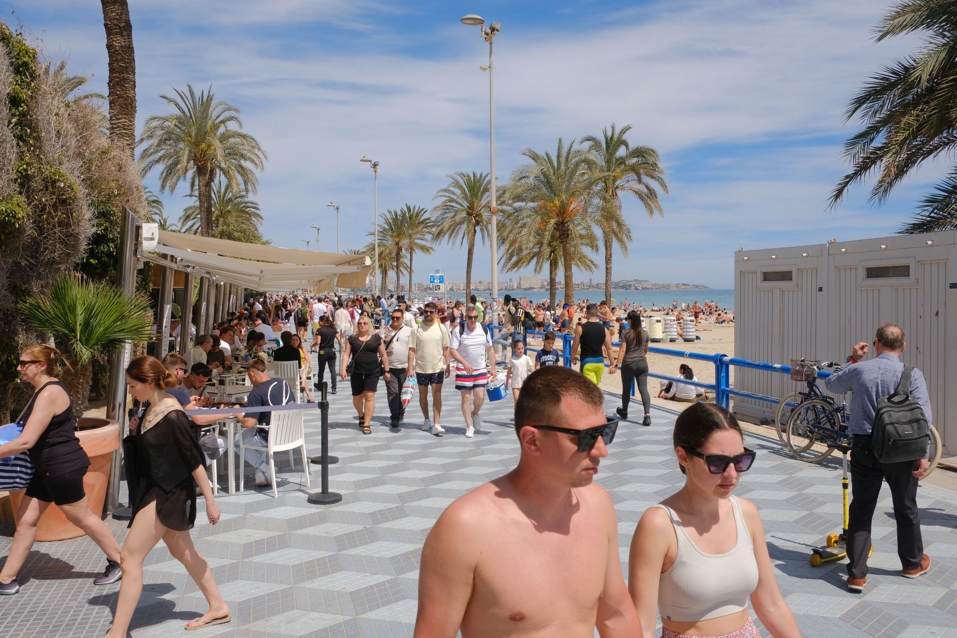 Alicante vive un Sábado Santo veraniego junto al mar
