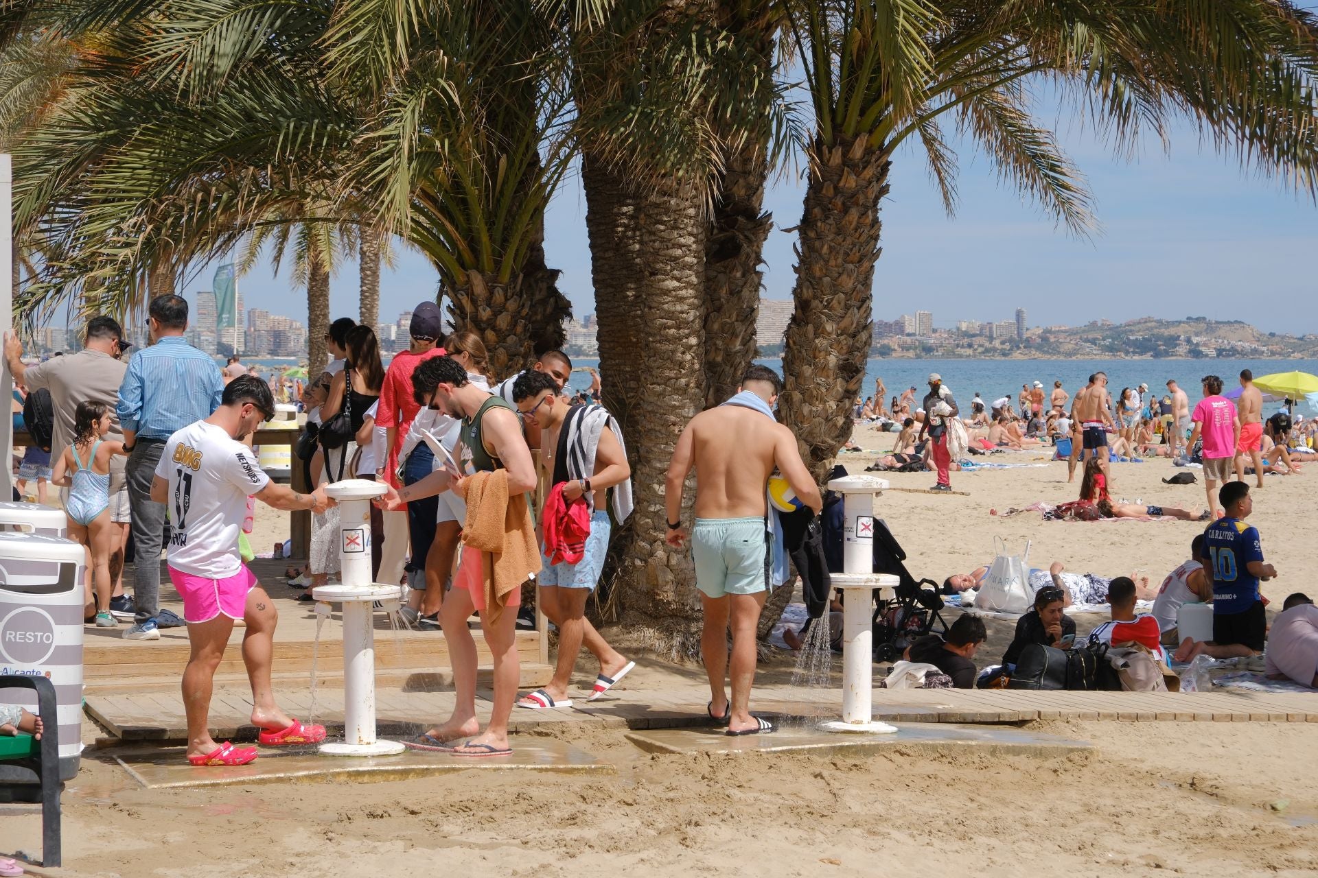 Alicante vive un Sábado Santo veraniego junto al mar