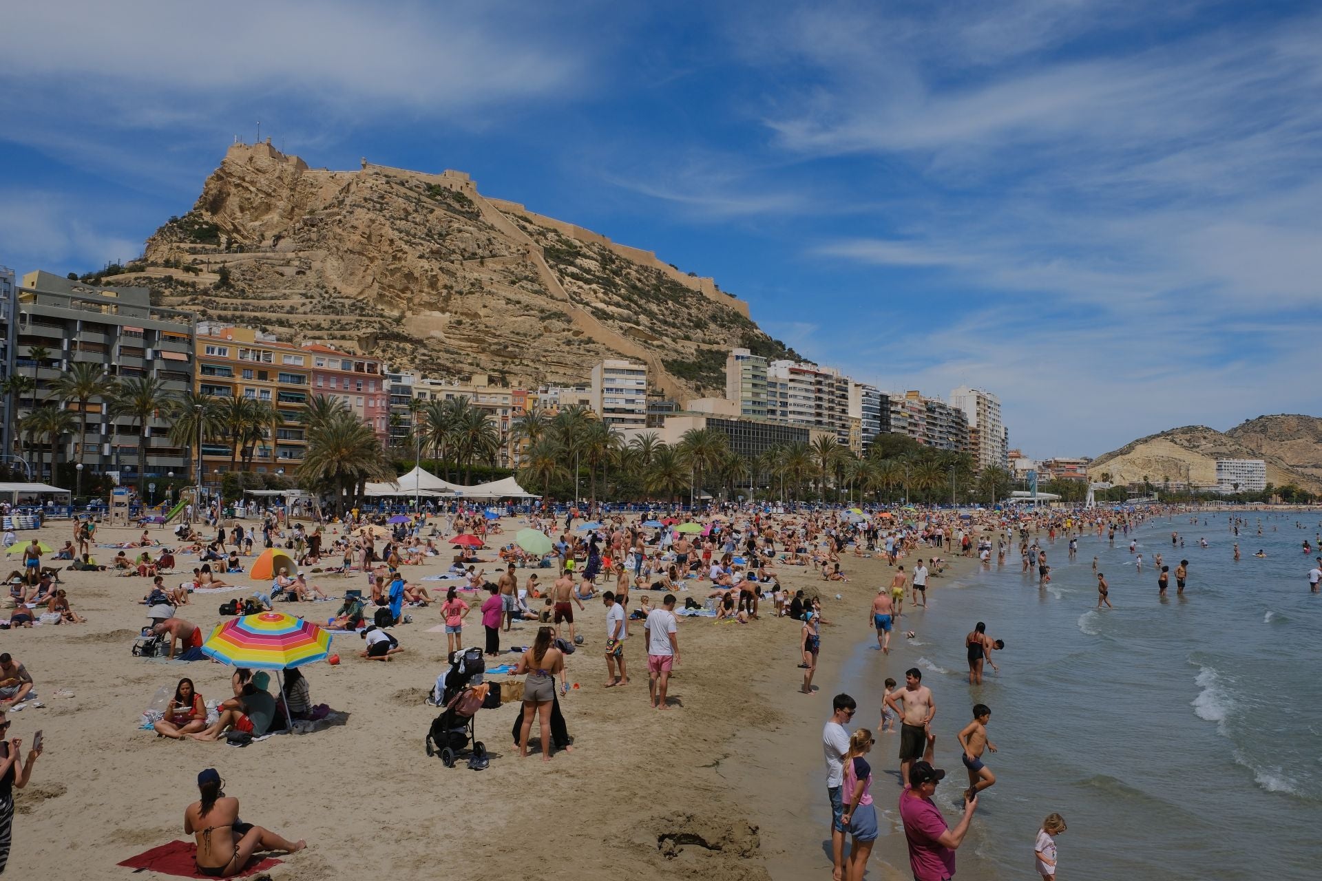 Alicante vive un Sábado Santo veraniego junto al mar