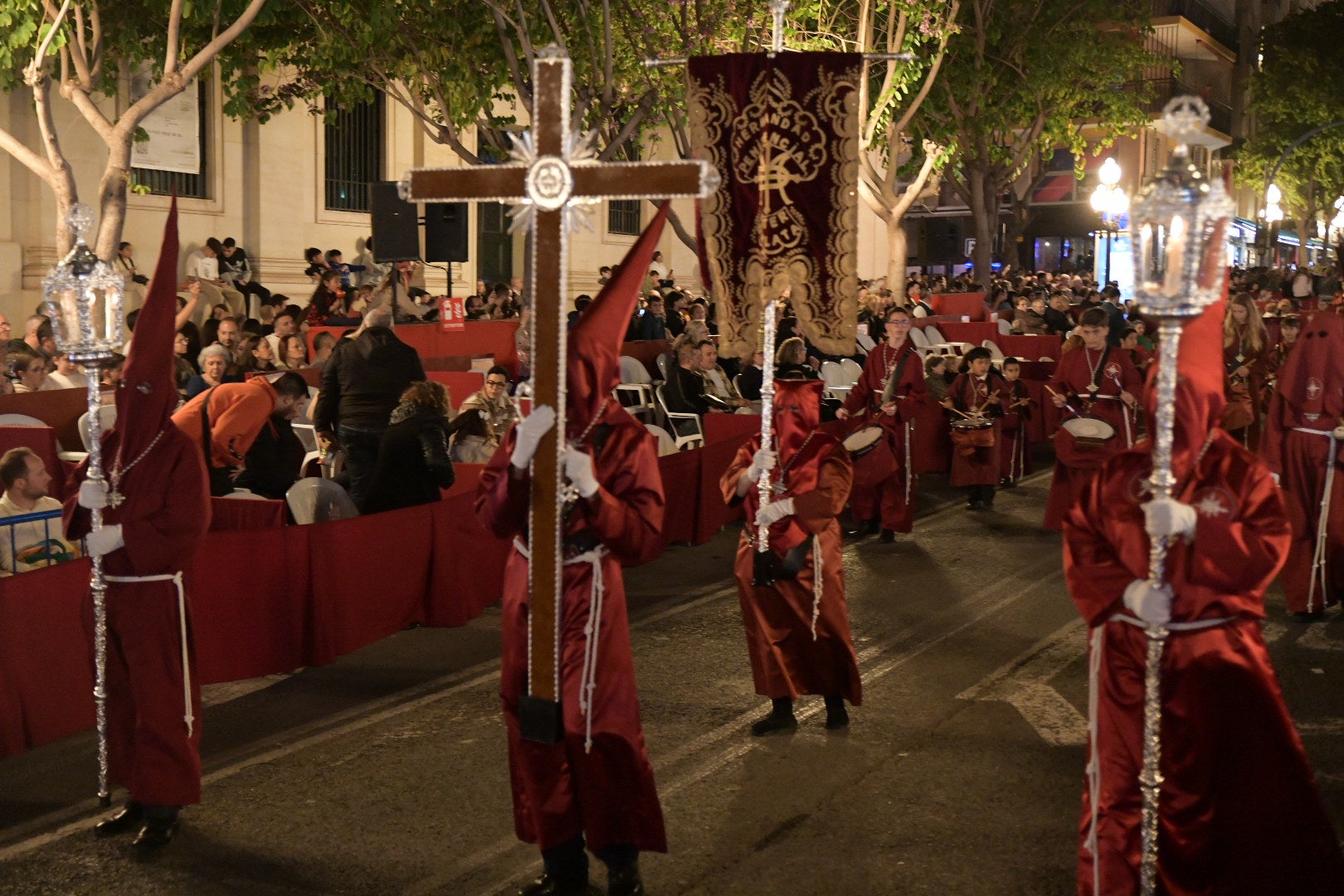 La Procesión del Santo Entierro conmueve en su recorrido por Alicante