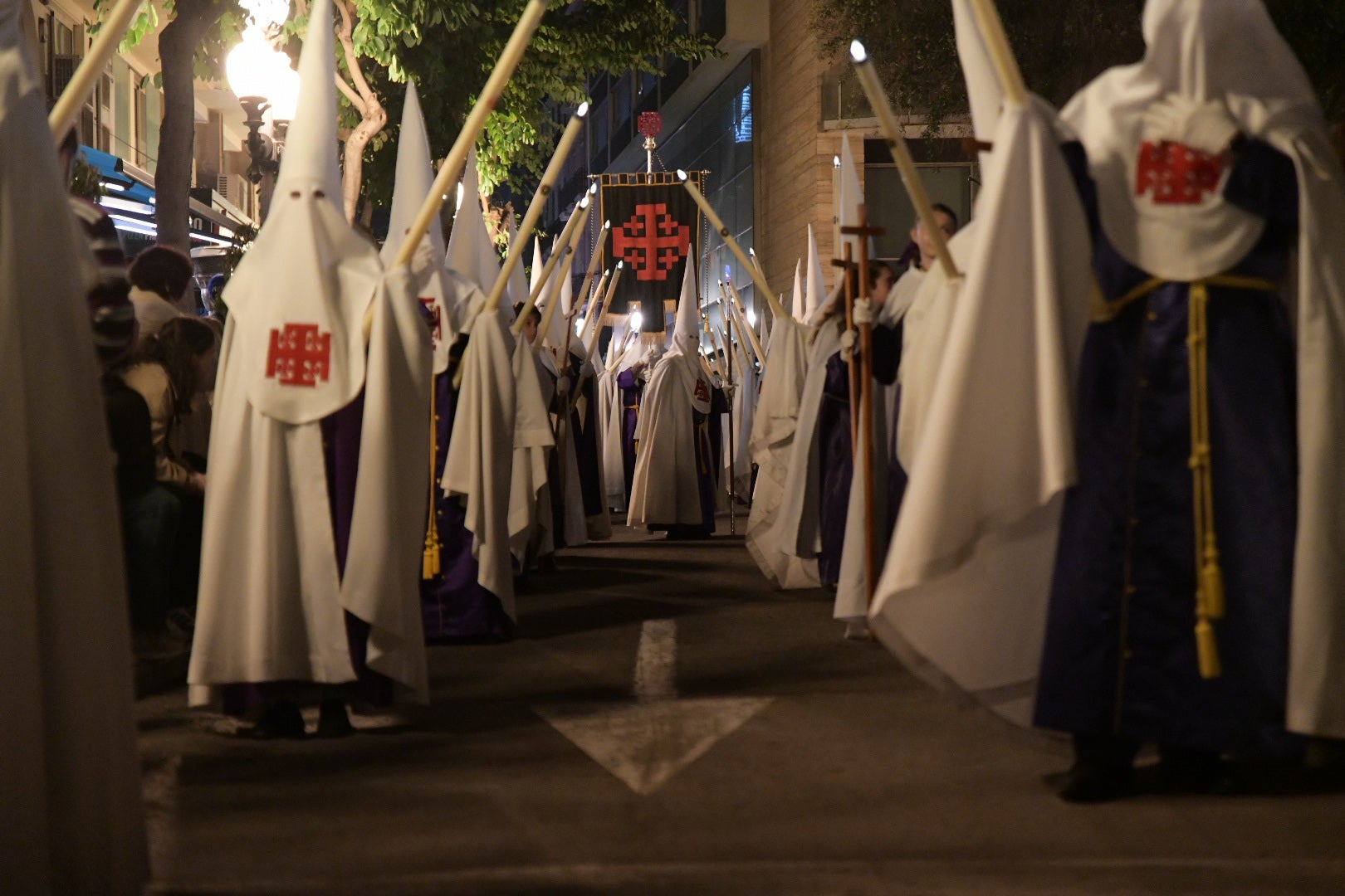 La Procesión del Santo Entierro conmueve en su recorrido por Alicante
