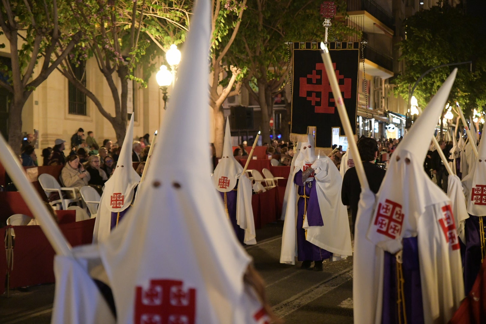 La Procesión del Santo Entierro conmueve en su recorrido por Alicante
