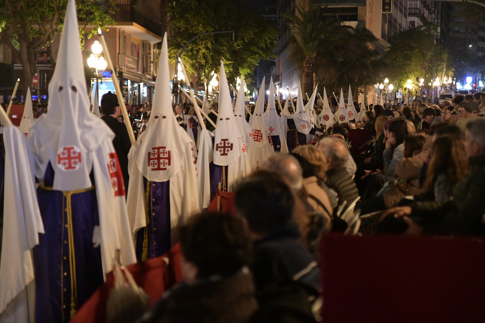 La Procesión del Santo Entierro conmueve en su recorrido por Alicante