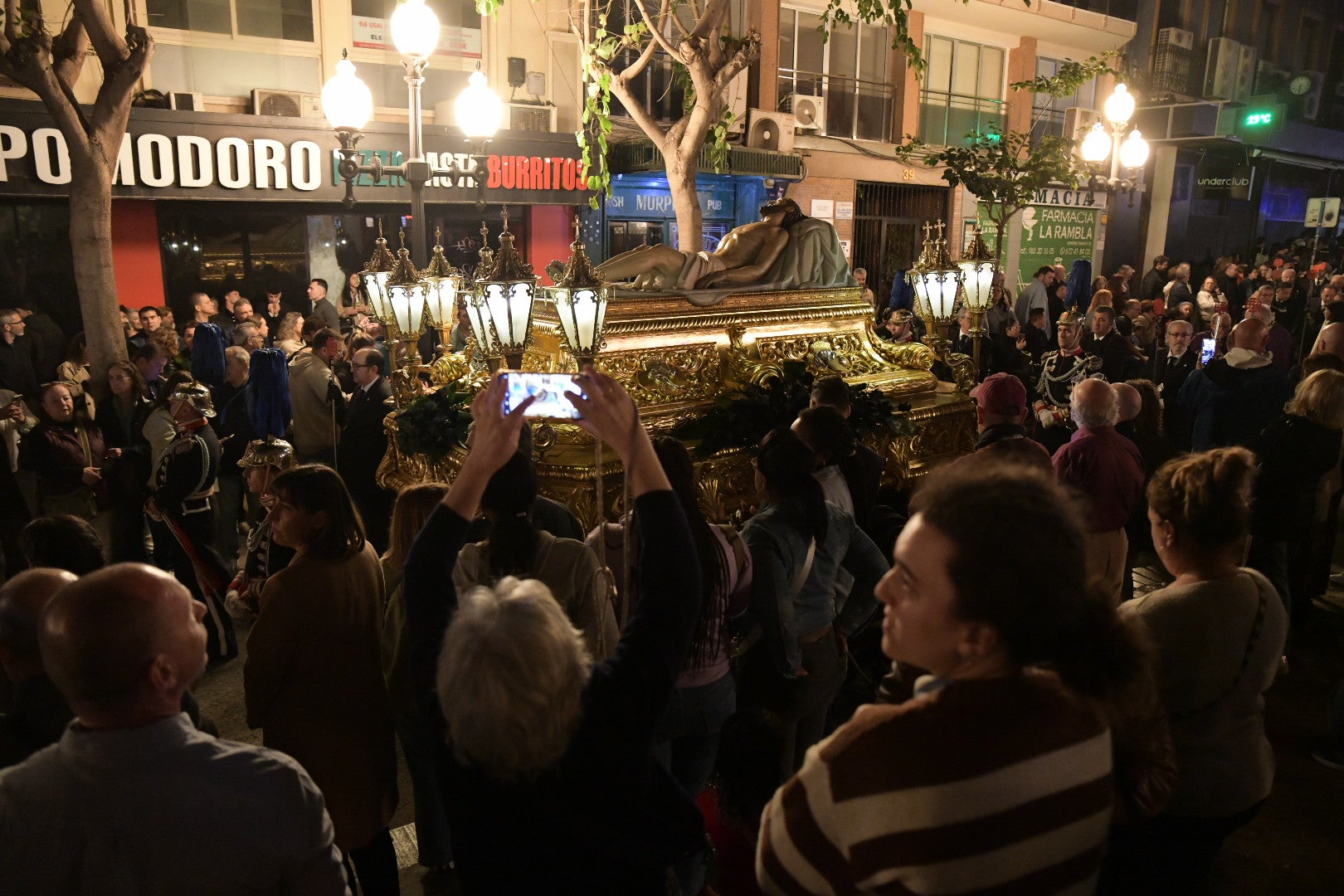 La Procesión del Santo Entierro conmueve en su recorrido por Alicante