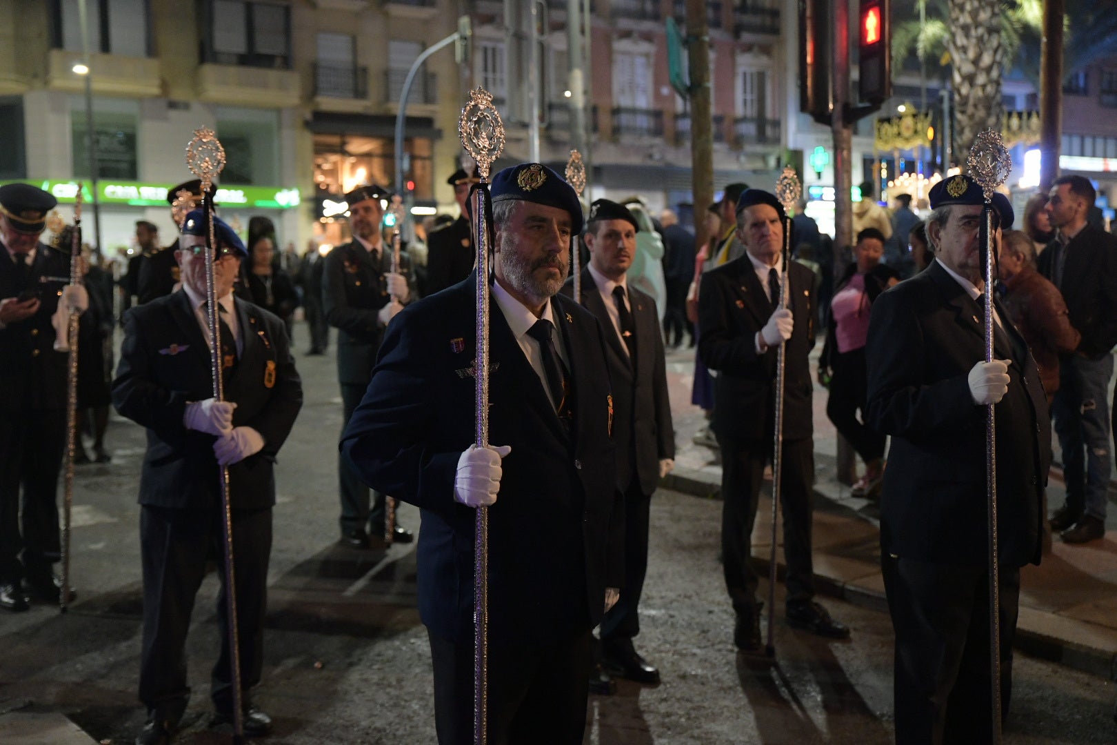 La Procesión del Santo Entierro conmueve en su recorrido por Alicante