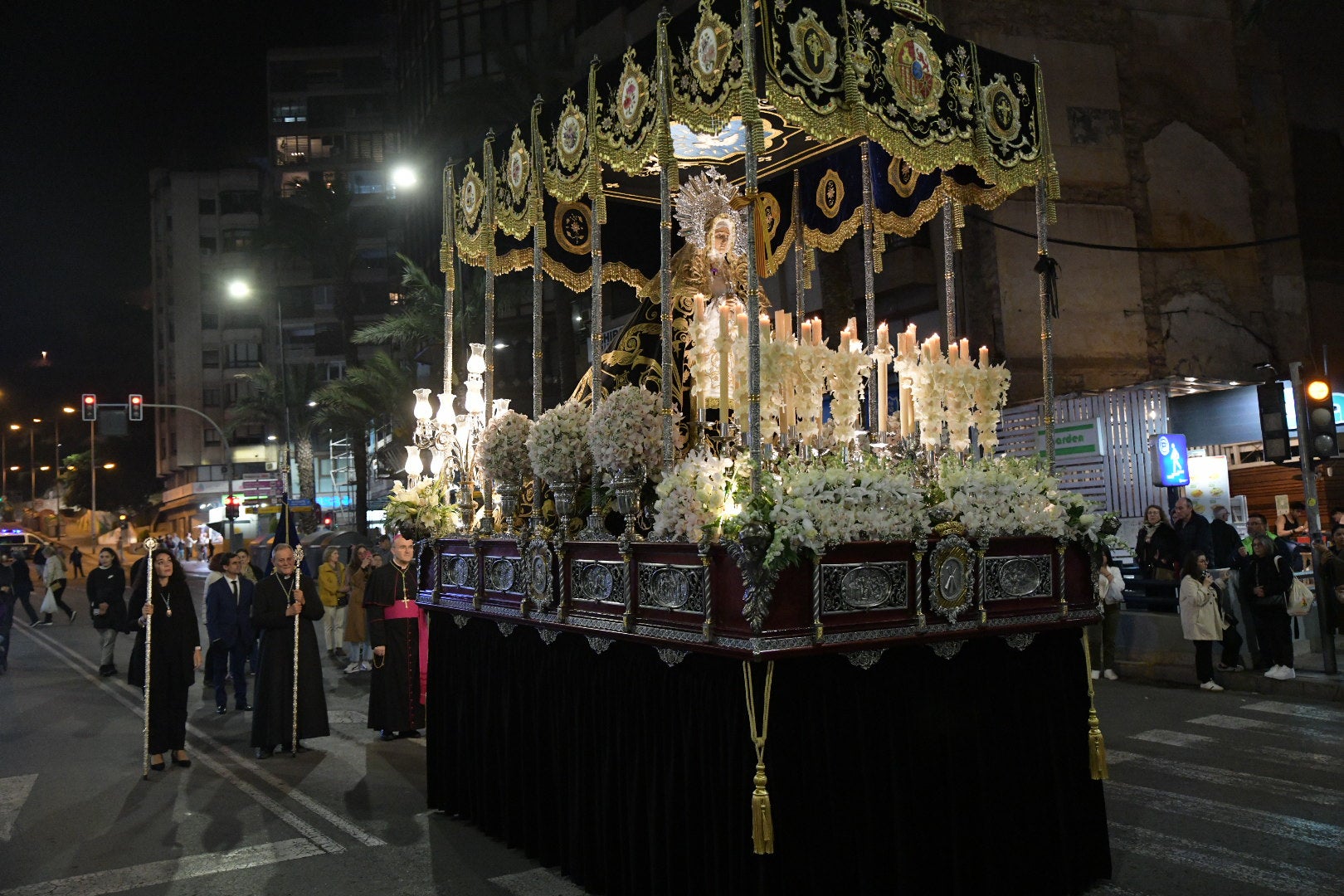 La Procesión del Santo Entierro conmueve en su recorrido por Alicante