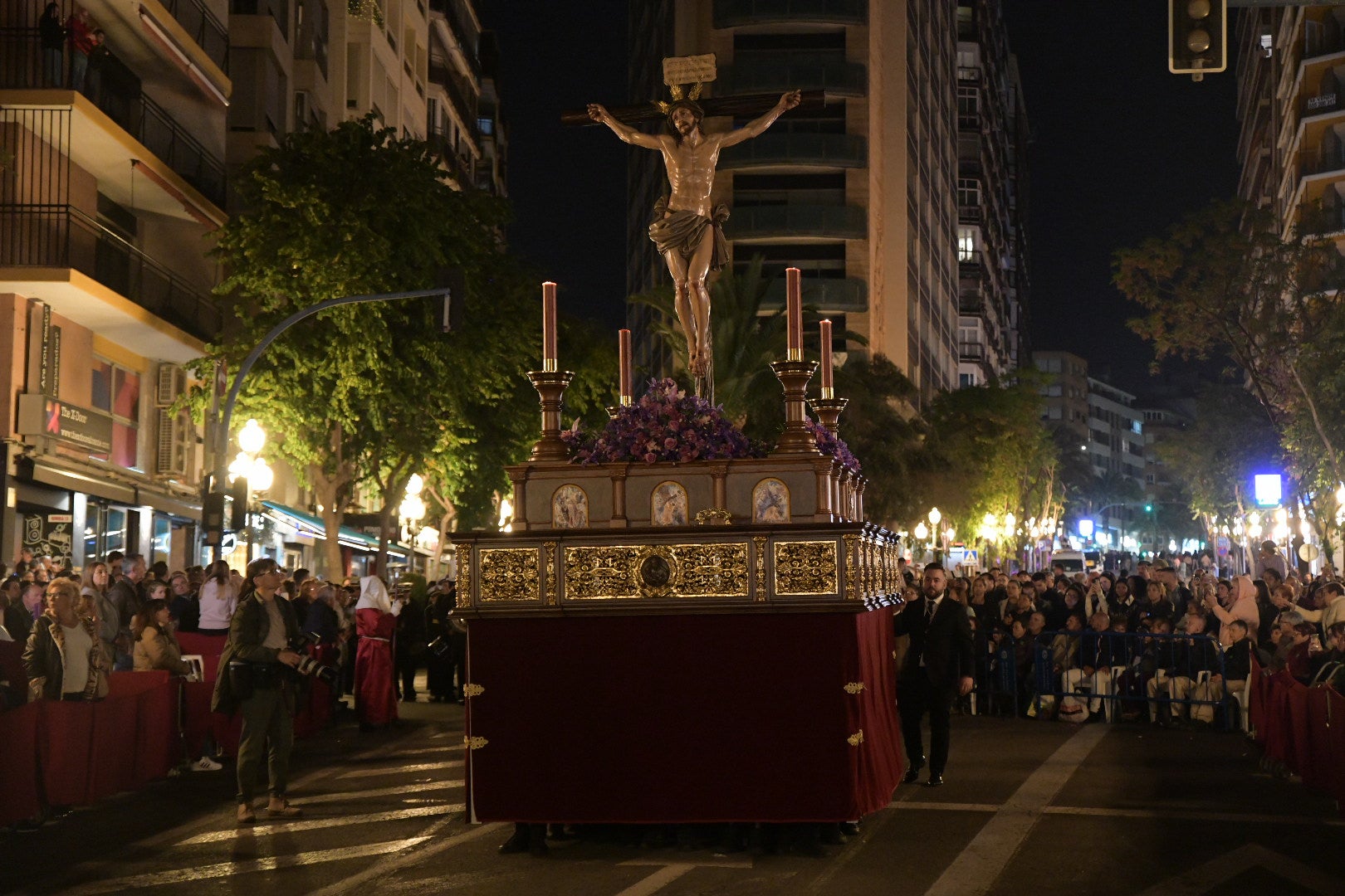 La Procesión del Santo Entierro conmueve en su recorrido por Alicante