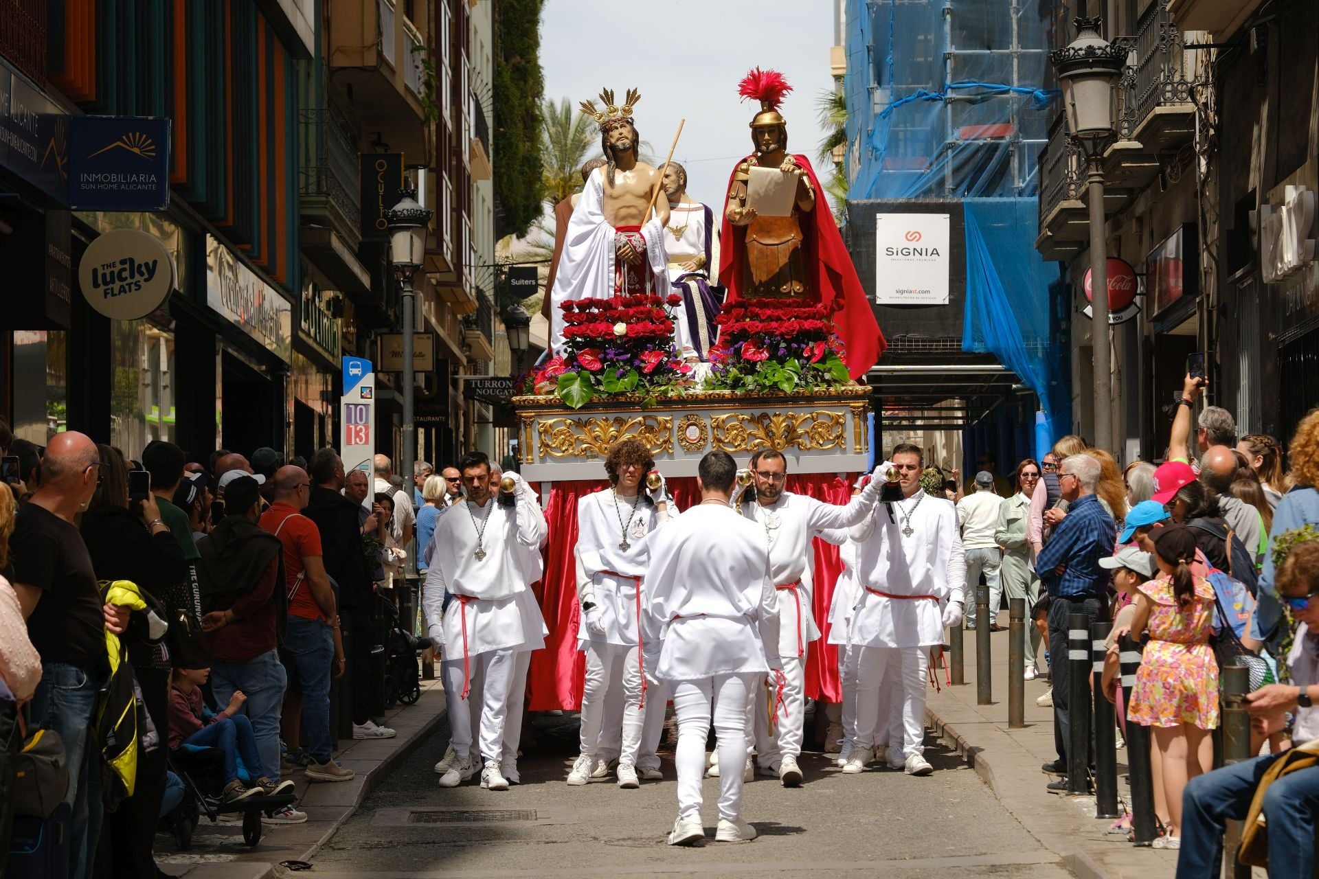 La Sentencia de Jesús llena de emoción las calles de Alicante en la mañana del Viernes Santo